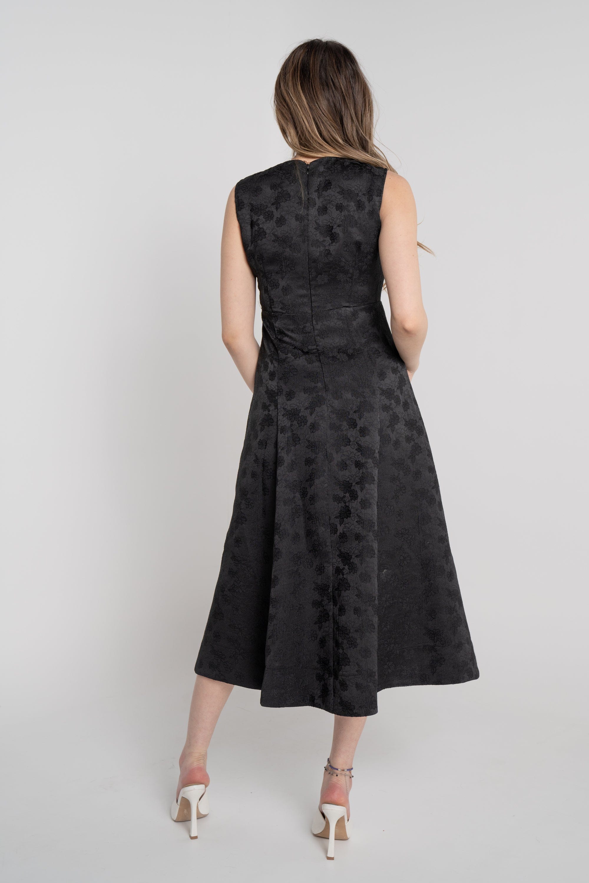 ู
ููุง ูุณุชุงู ู
ูุฏู ุจุฏูู ุฃูู
ุงู
ู
ุฒู
ูู
ูู
ุฒูู ุจุฃุฒุฑุงุฑ ุนูู ุงูุตุฏุฑ