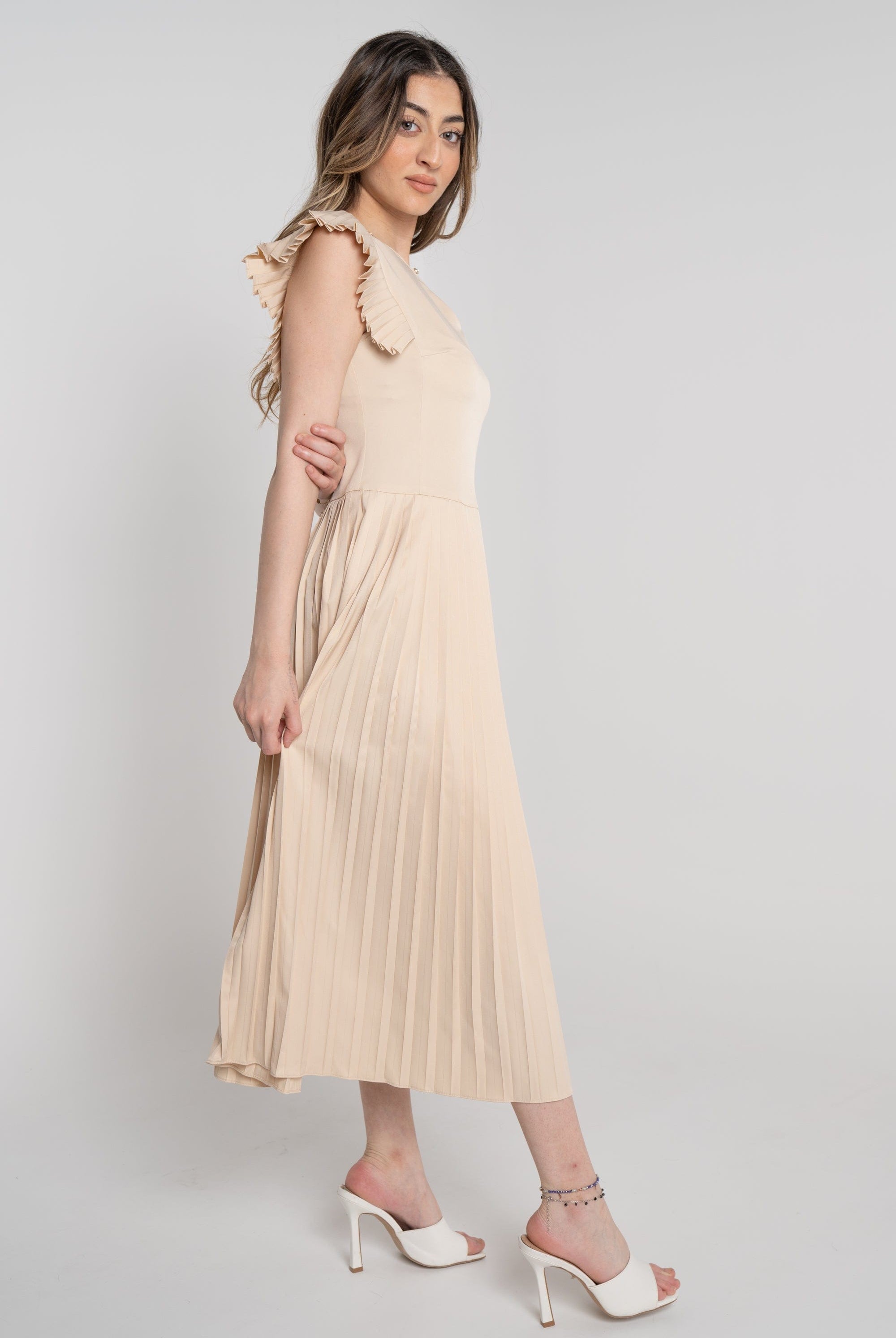 ميكا فستان ميدي فراشة بدون أكمام مزين بليسية