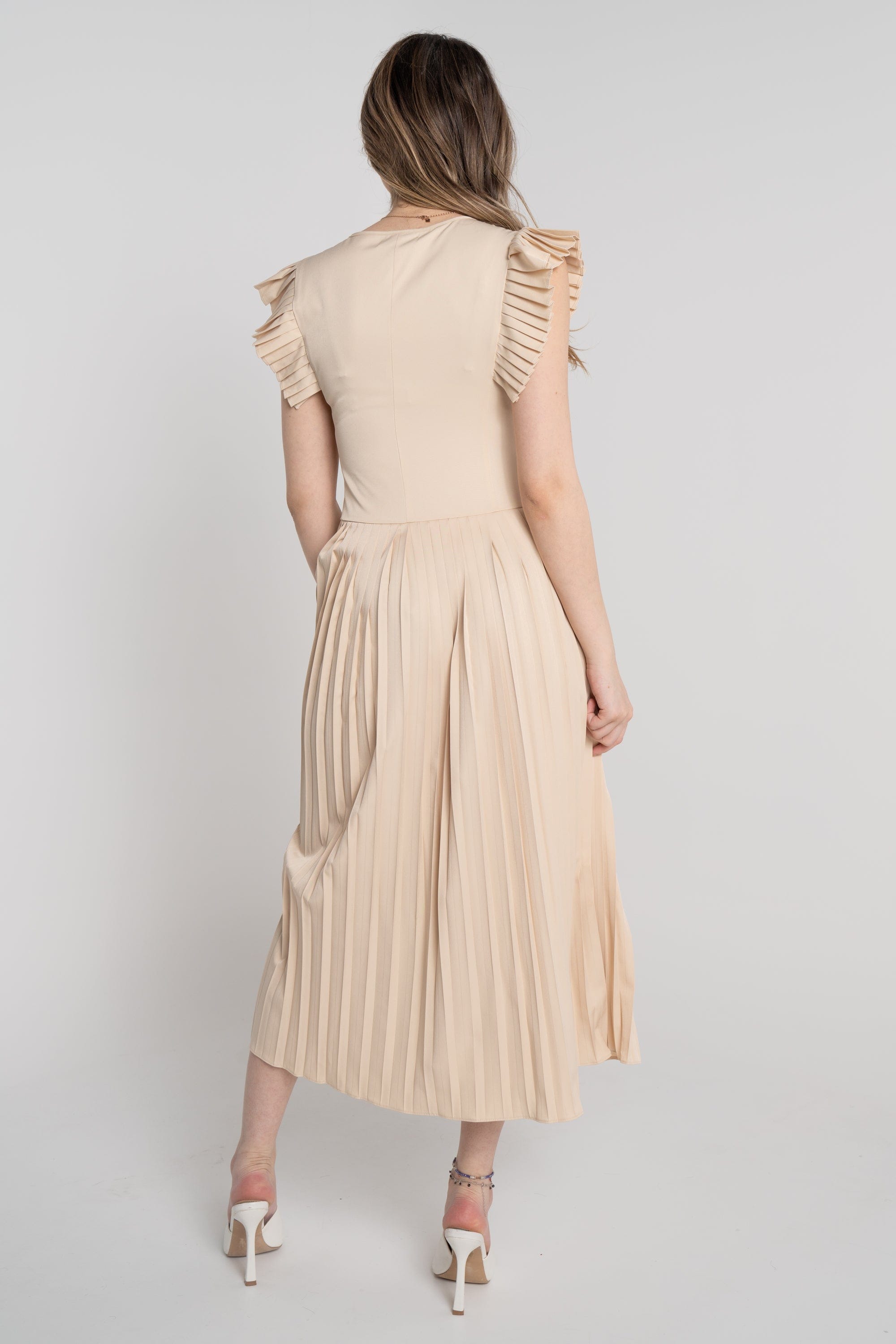 ميكا فستان ميدي فراشة بدون أكمام مزين بليسية