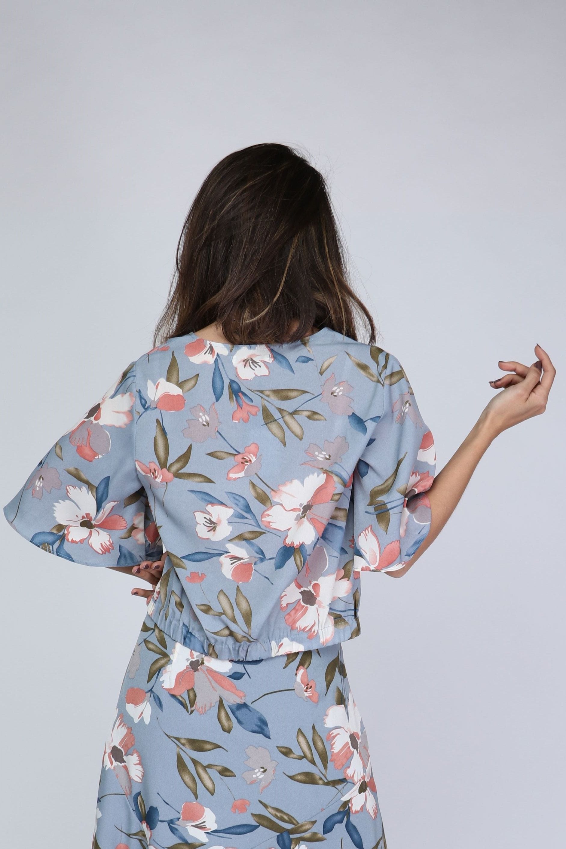 ميكا بلوزة مشجرة بأزرار أمامية وسيعة برقبة سبعة نص كم واسع نسائية