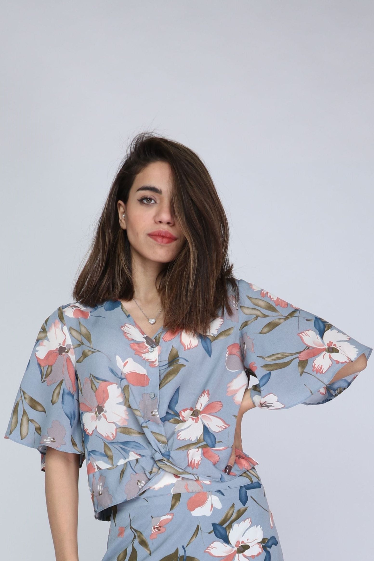 ميكا بلوزة مشجرة بأزرار أمامية وسيعة برقبة سبعة نص كم واسع نسائية