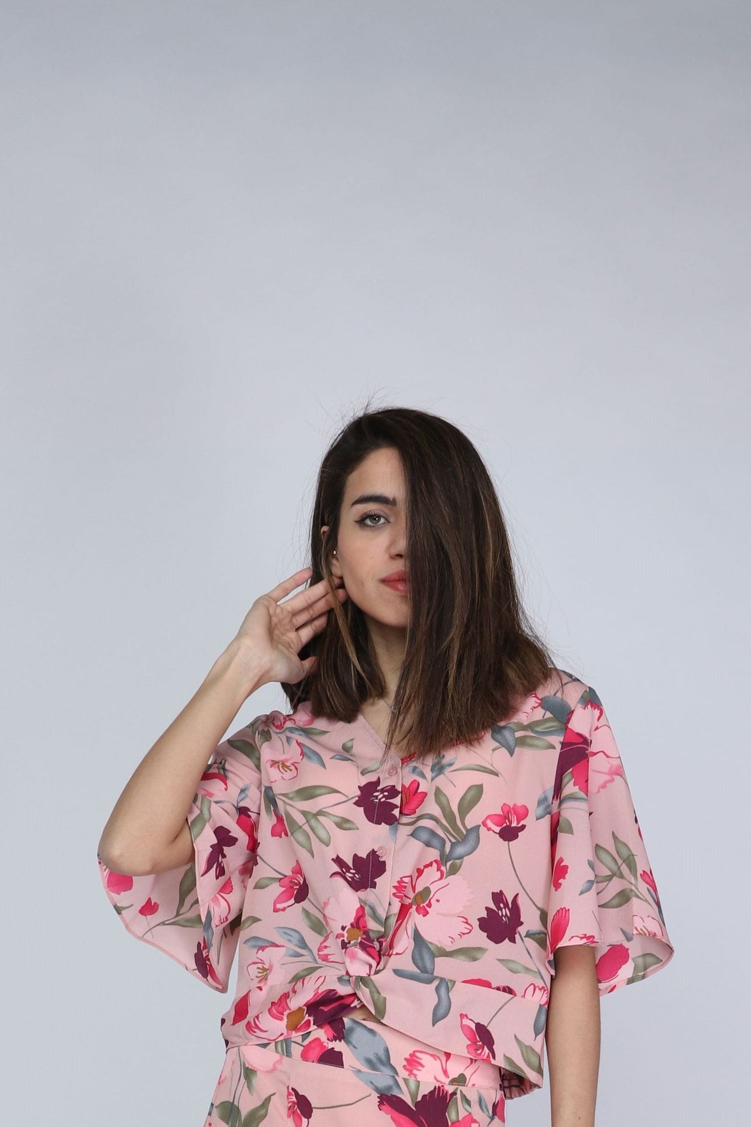 ميكا بلوزة مشجرة بأزرار أمامية وسيعة برقبة سبعة نص كم واسع نسائية