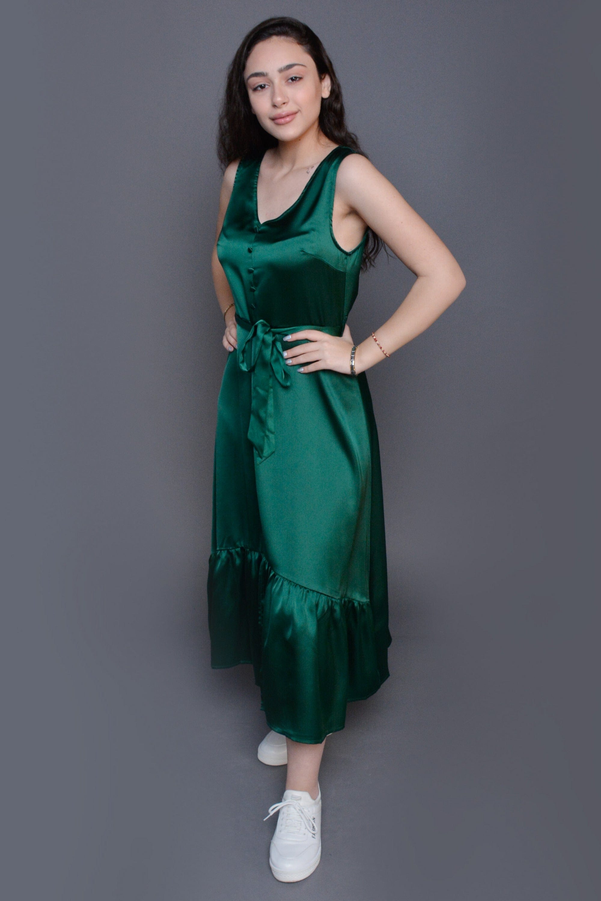 ميكا فستان ميدي بدون أكمام ناعم بفتحة صدر عميقة