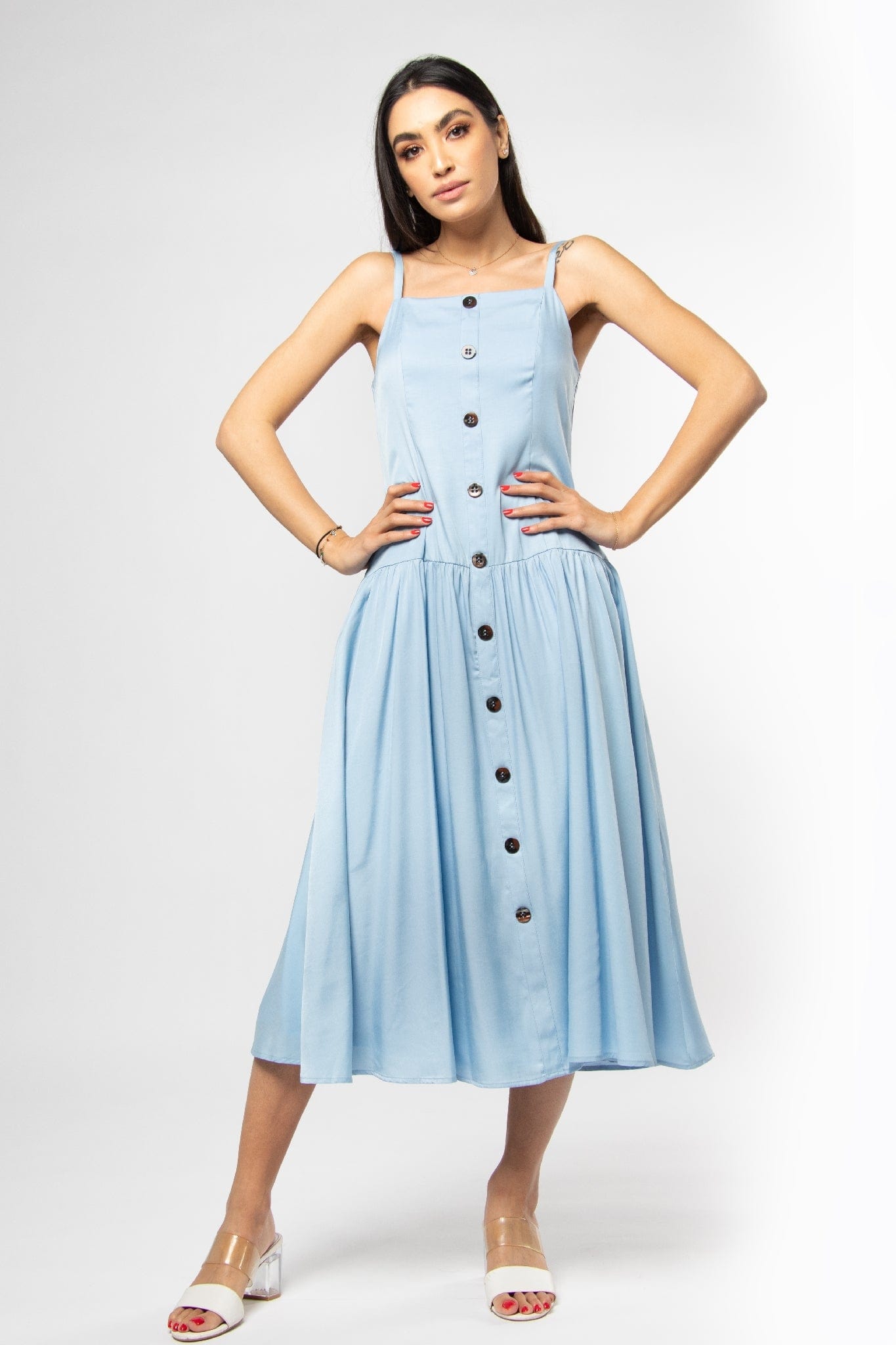 ميكا فستان ميدي بدون أكمام بحمالات رفيعة وأزرار أمامية