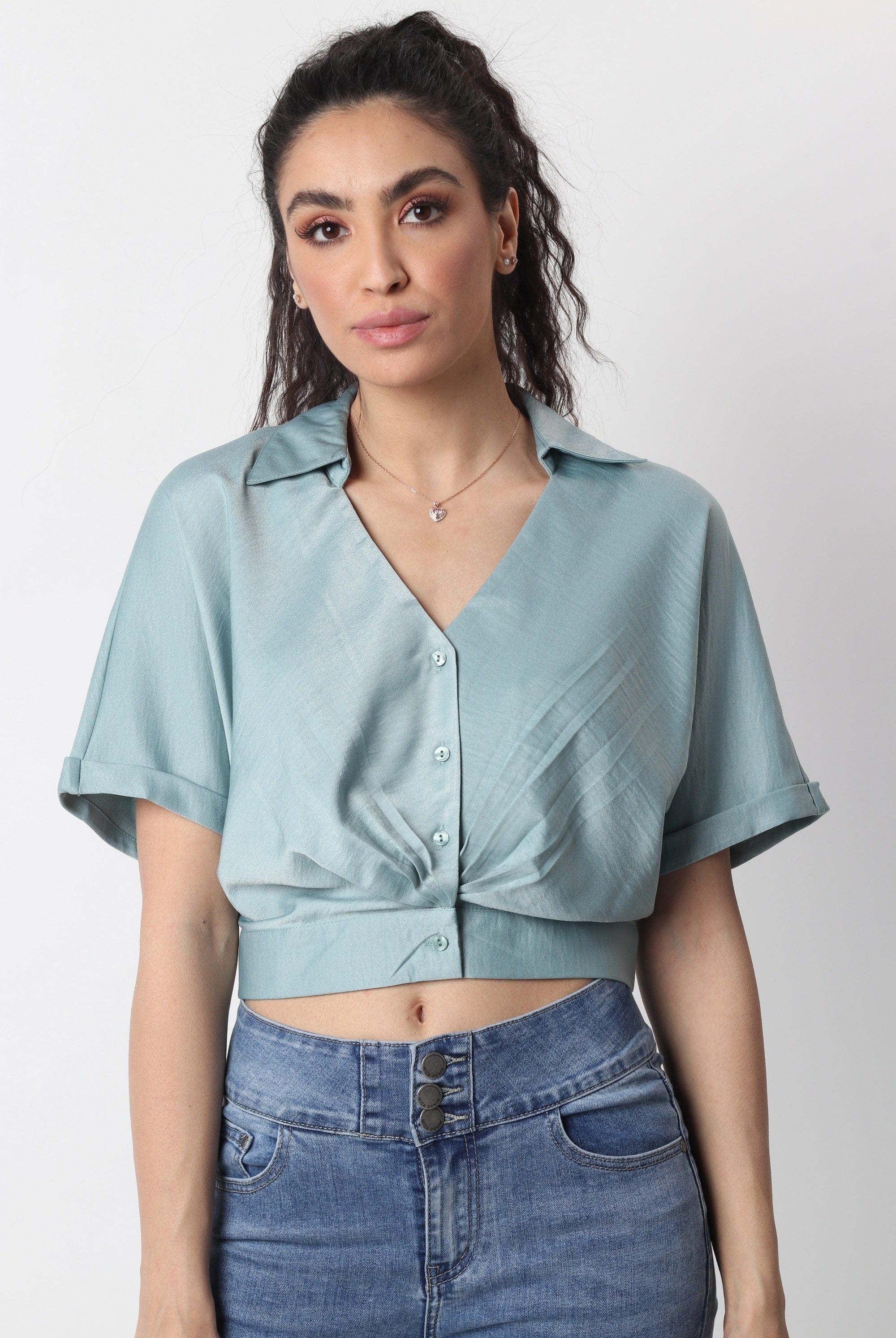 ميكا بلوزة بأكمام قصيرة نص بطن بياقة عريضة