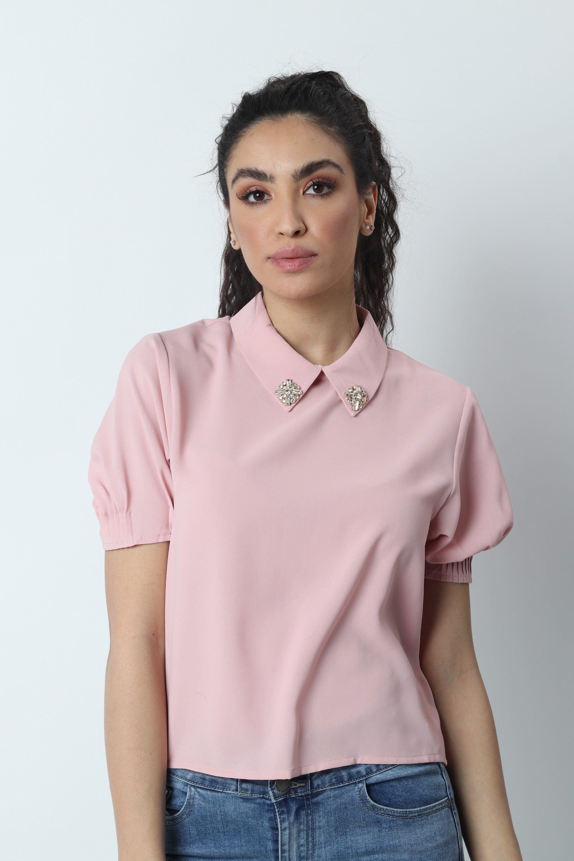 ميكا بلوزة رسمية بياقة مطرزة كم قصير منفوخ نسائي