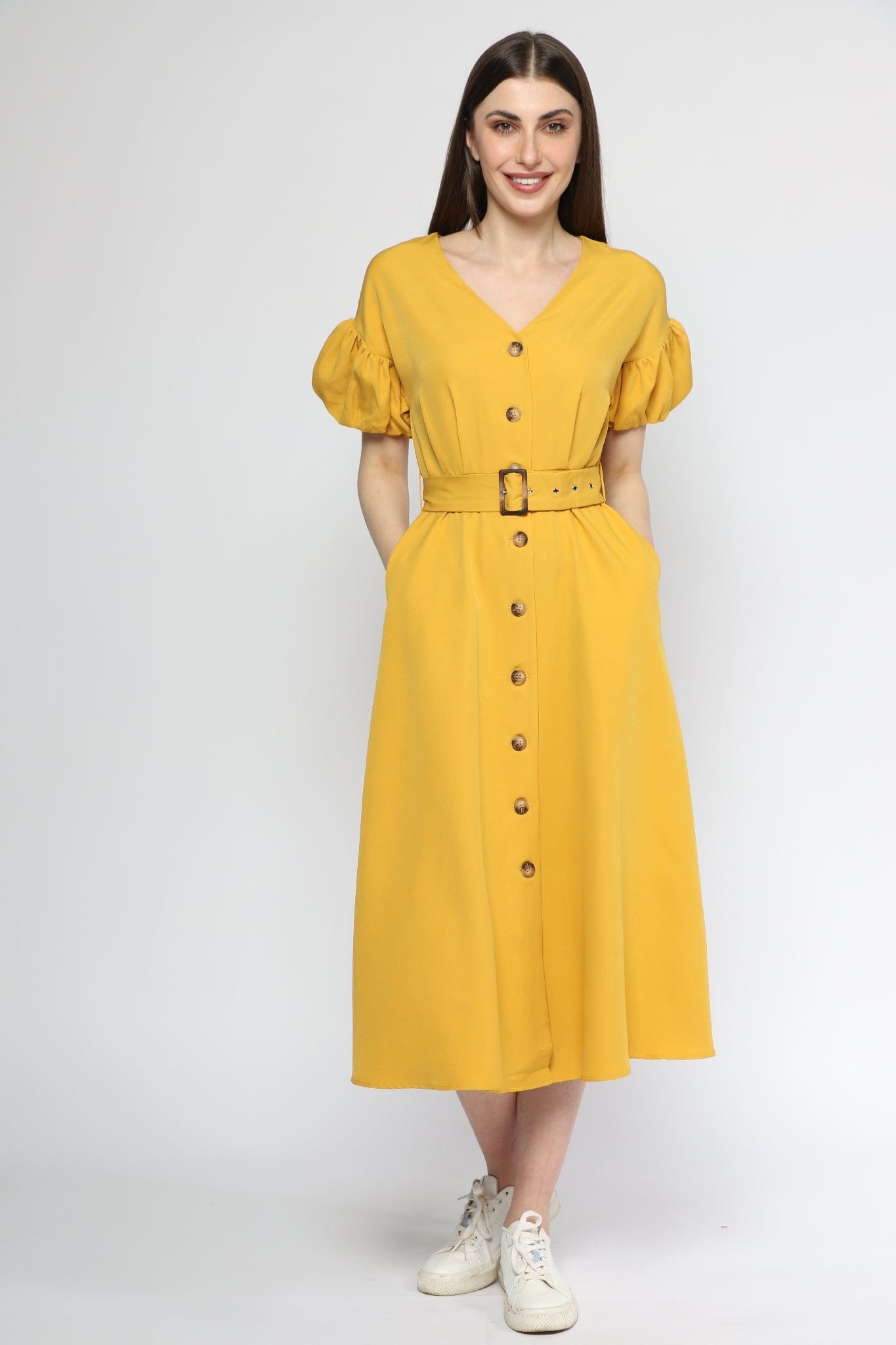 ميكا فستان ميدي بأزرار أمامية وحزام للخصر فتحة صدر شكل V بكم بف قصير