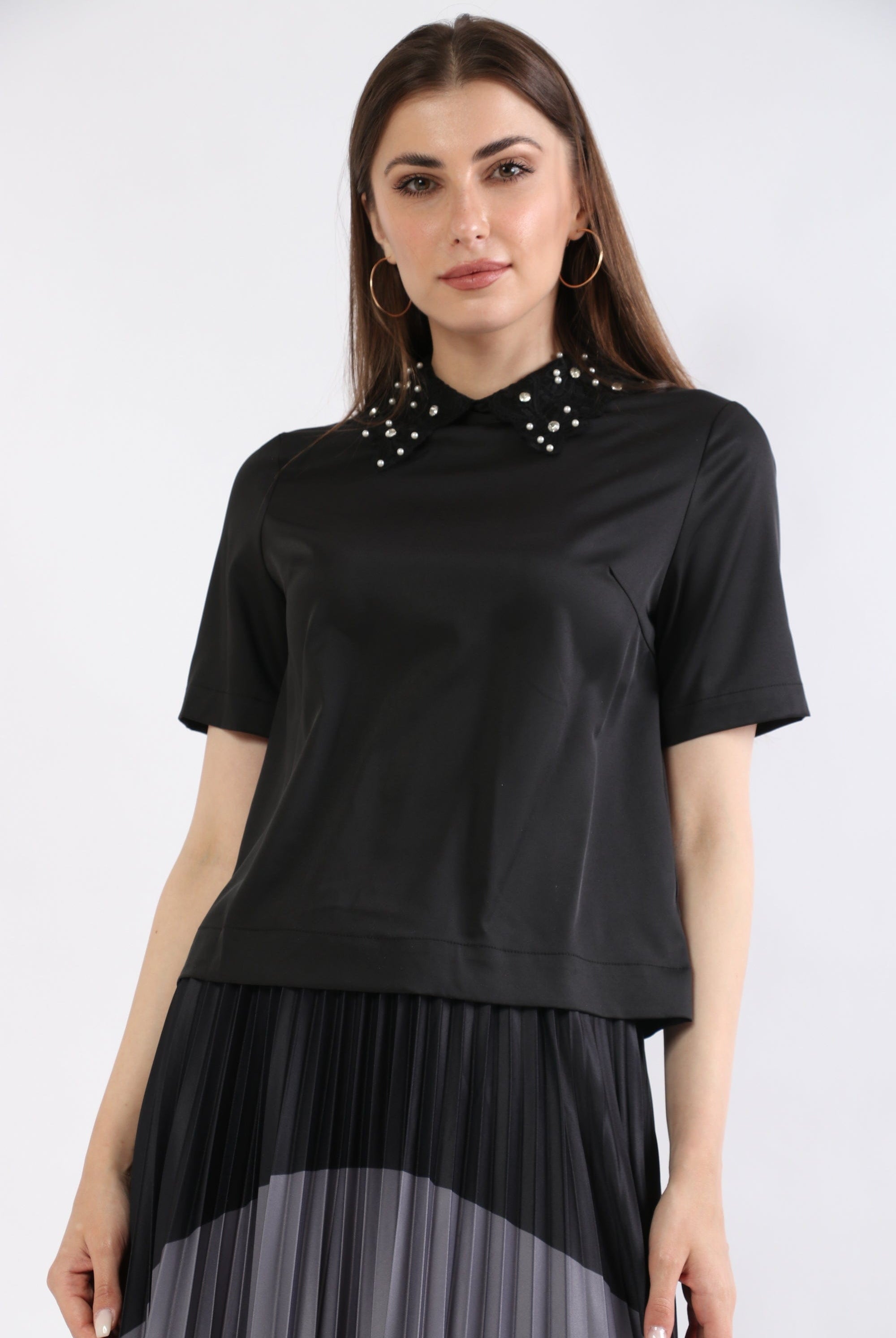 ميكا بلوزة بأكمام قصيرة سادة بياقة مطرزة