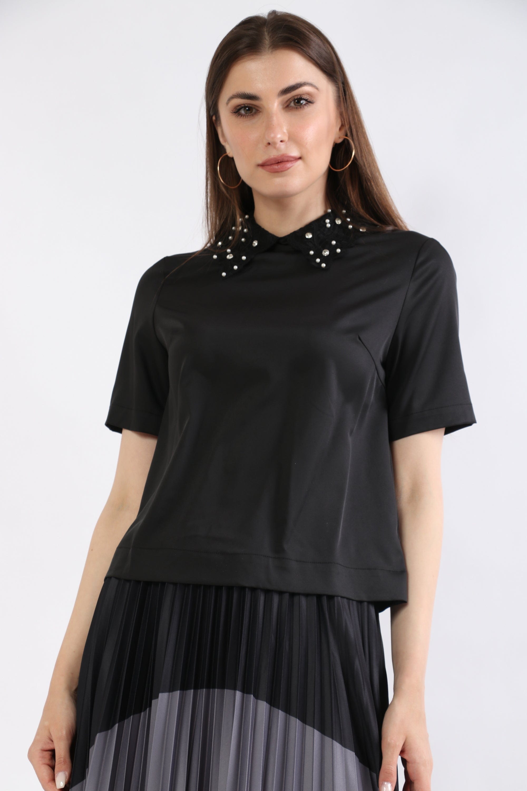 ميكا بلوزة بأكمام قصيرة سادة بياقة مطرزة