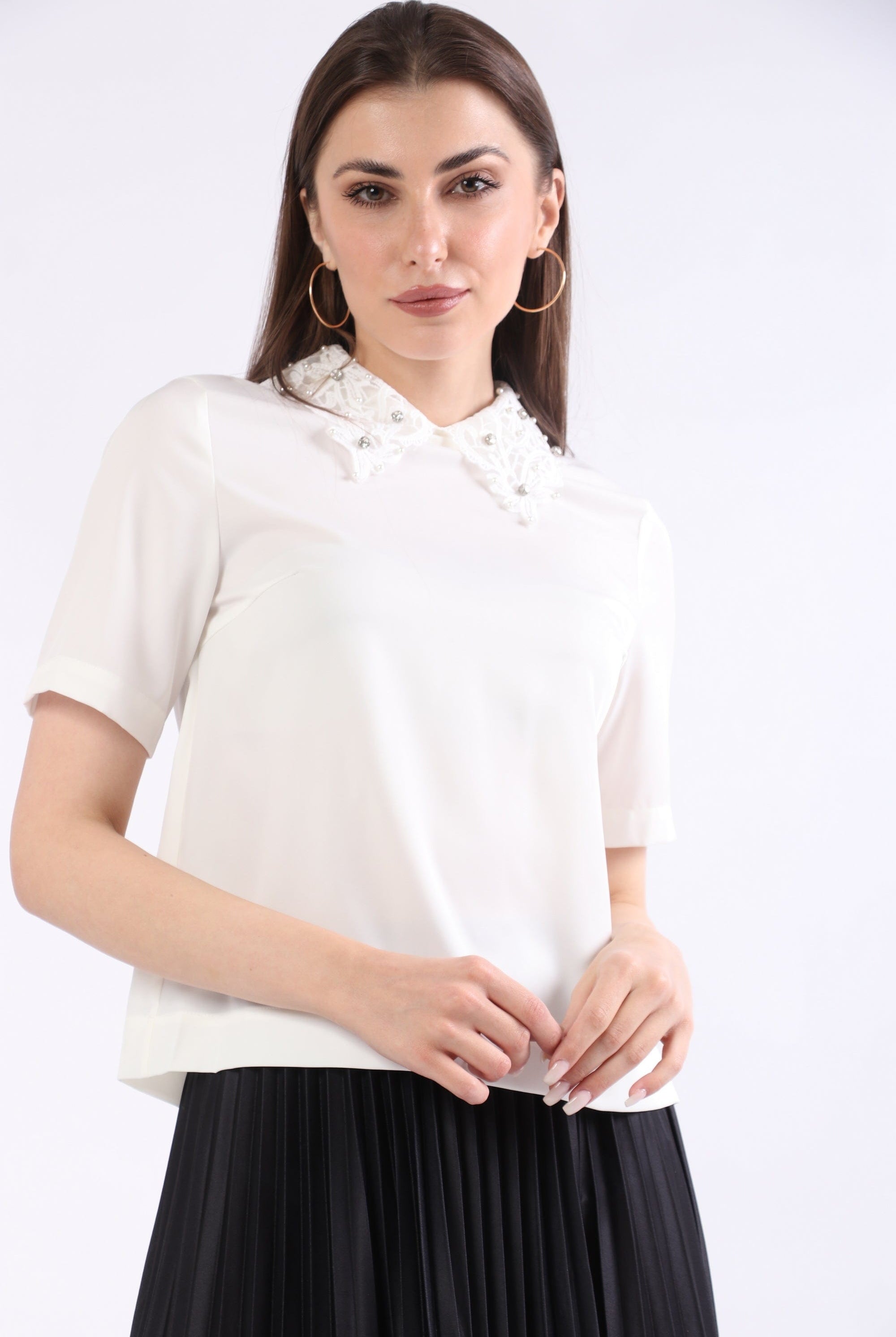 ميكا بلوزة بأكمام قصيرة سادة بياقة مطرزة