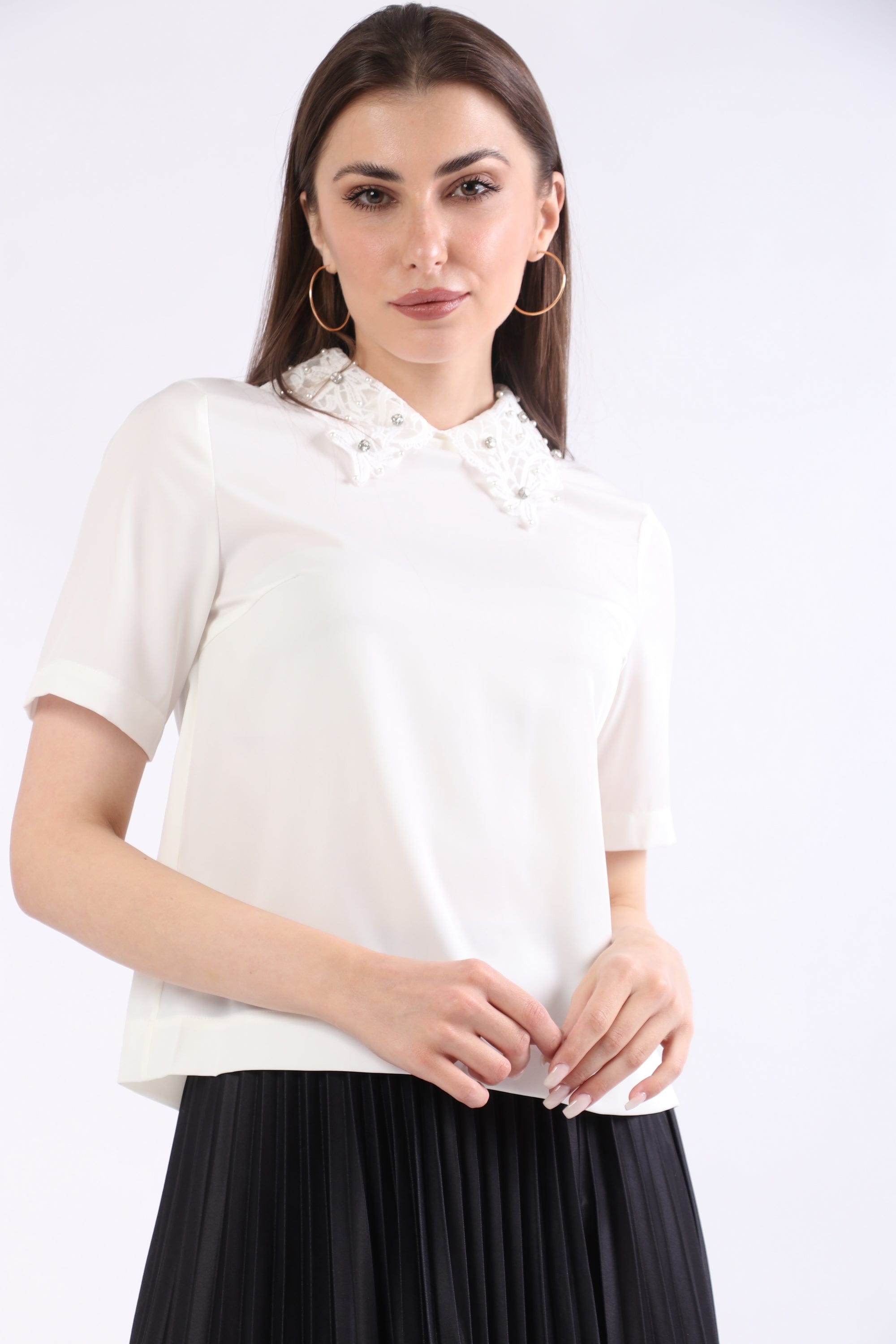 ميكا بلوزة بأكمام قصيرة سادة بياقة مطرزة