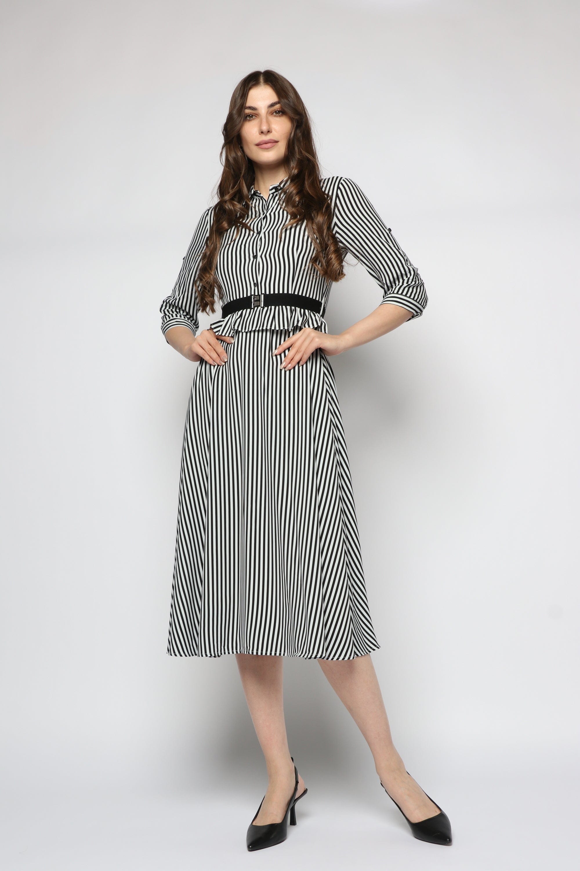 ميكا فستان ميدي مخطط بالطول مع حزام على الوسط