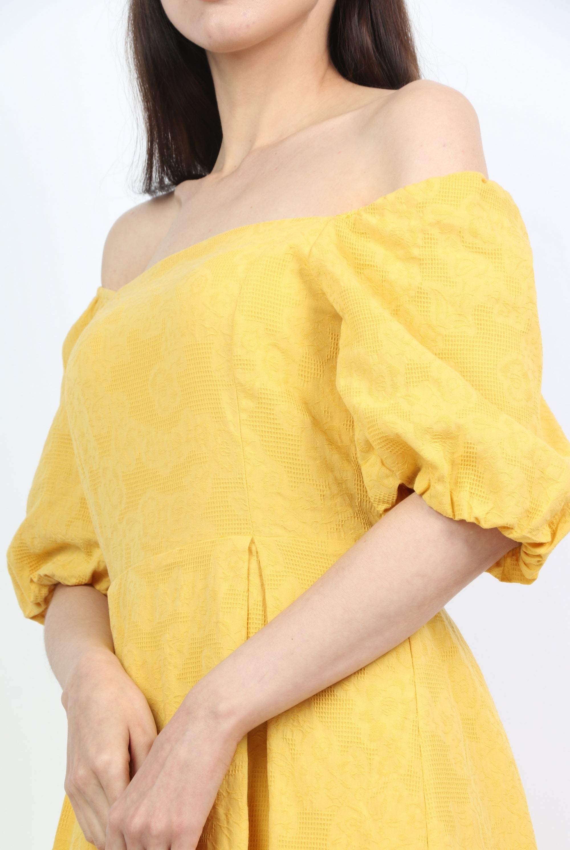 ميكا فستان ميدي بصدر مربع بكم قصير منفوش