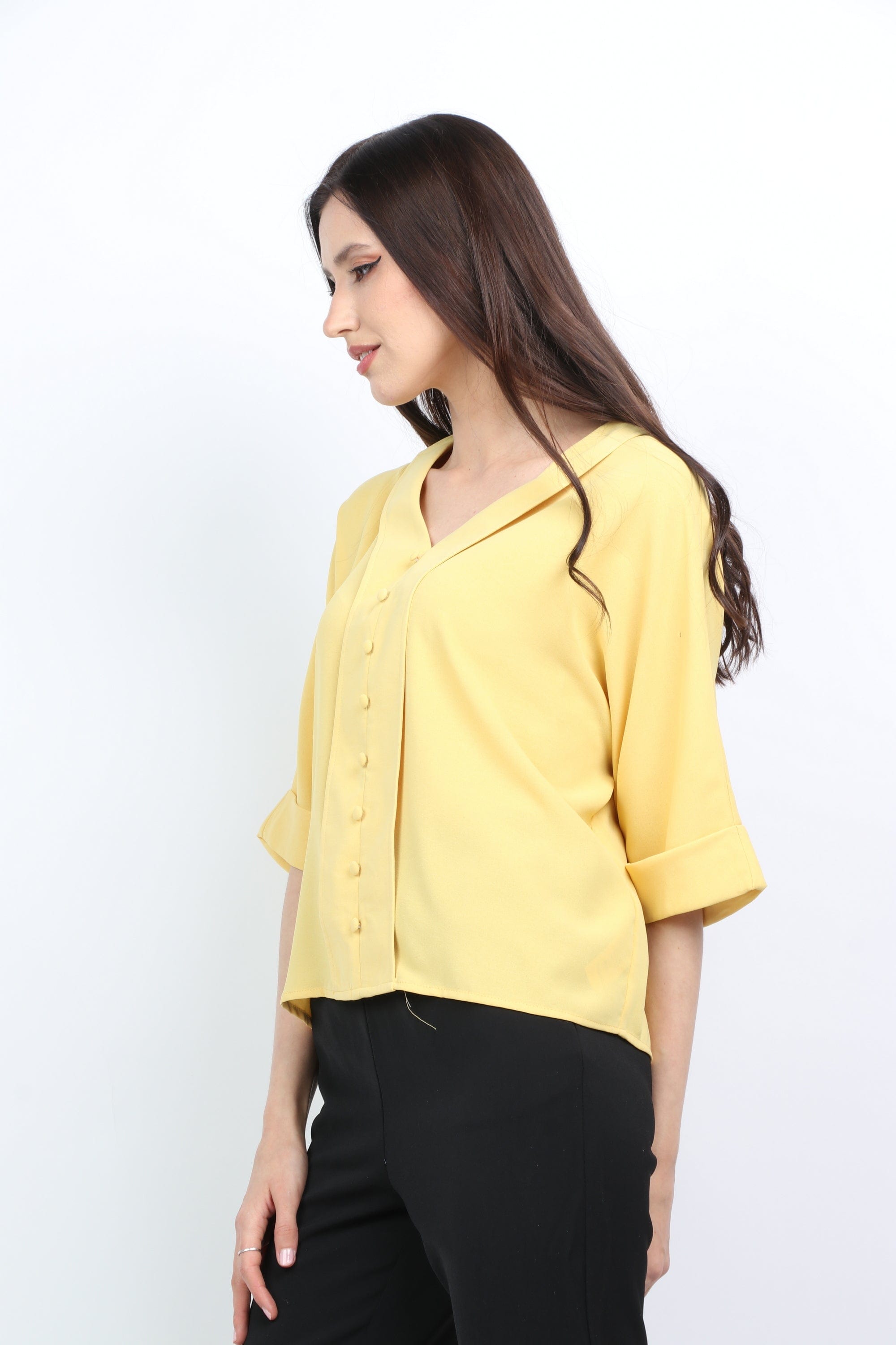 ميكا بلوزة سادة بأزرار أمامية وفتحة سبعة 3/4 كم نسائي