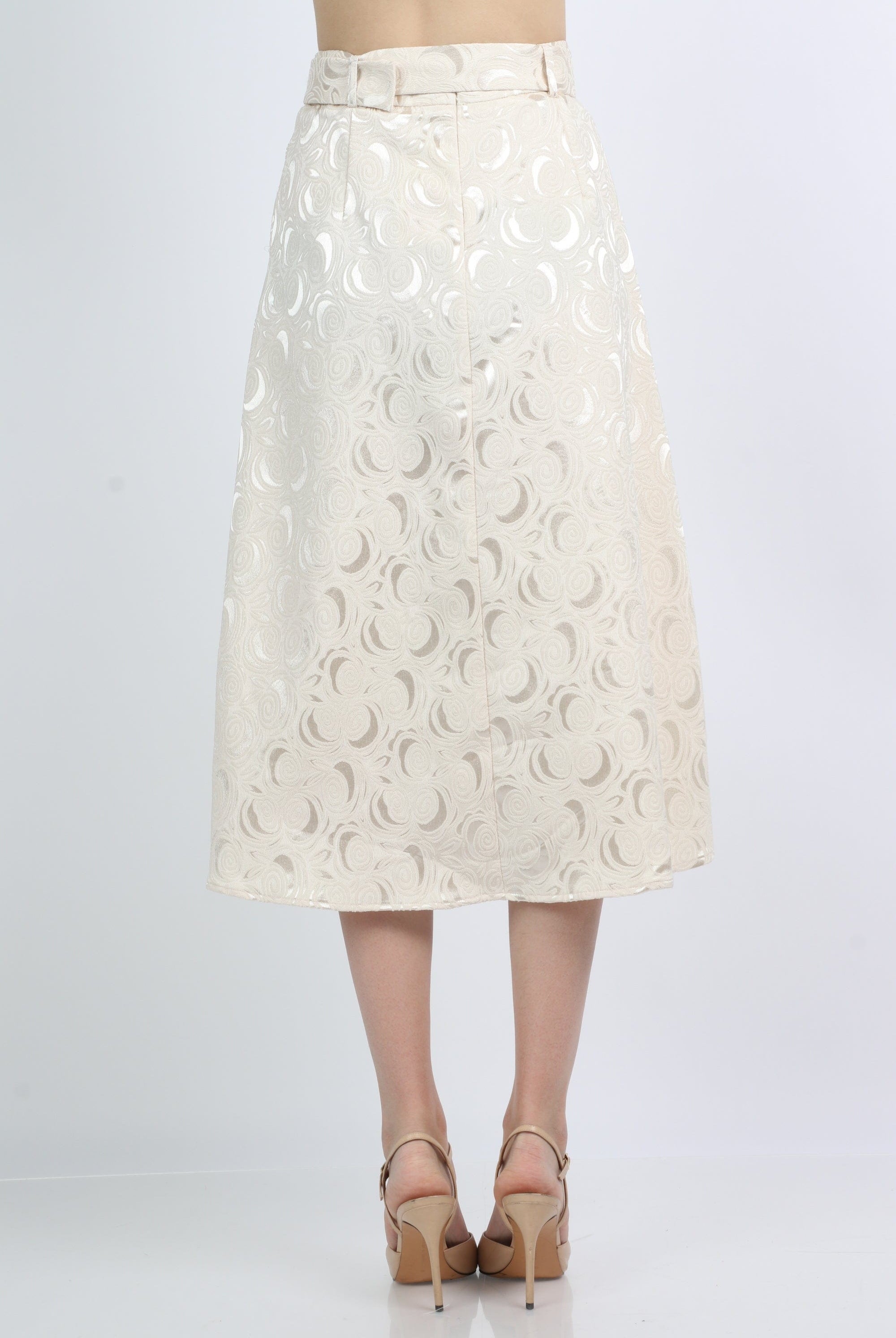 ميكا تنورة ميدي منقوشة مع حزام بكسرات أمامية