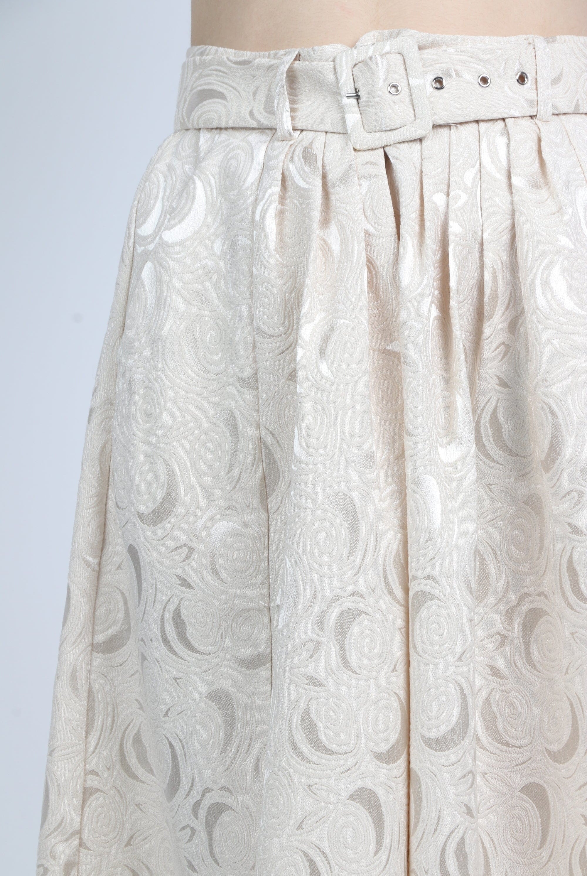 ميكا تنورة ميدي منقوشة مع حزام بكسرات أمامية