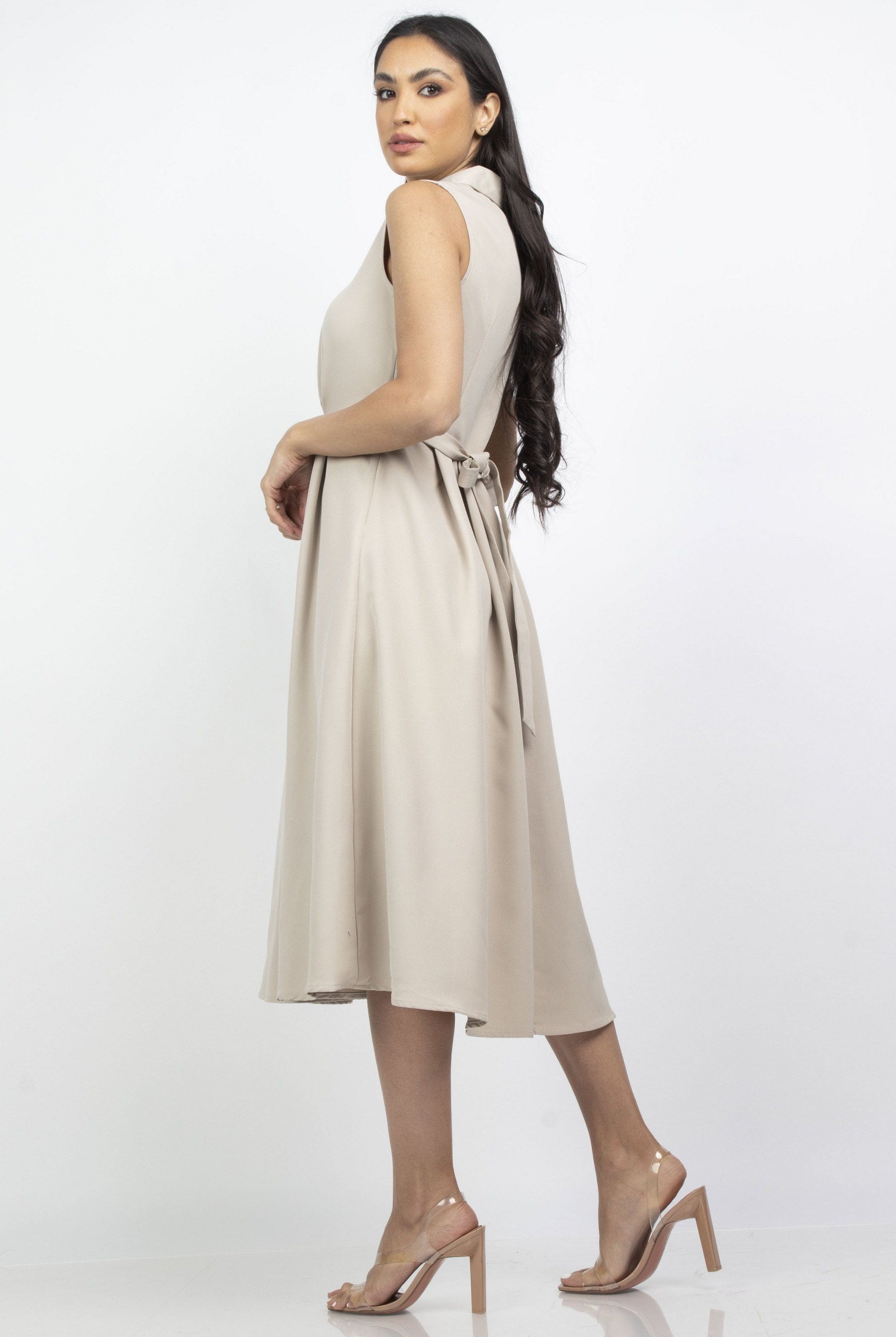 ميكا فستان ميدي بياقة عالية بأزرار أمامية بدون كم