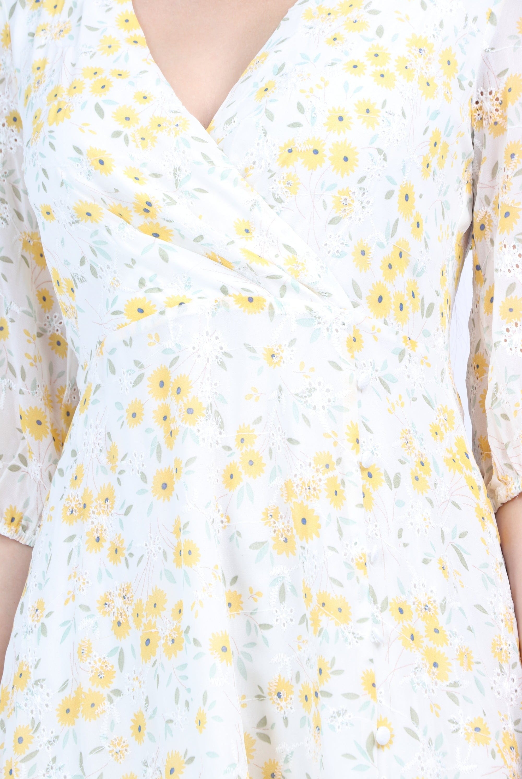 ميكا فستان ميدي منقوش ورد بفتحة رقبة ٧ كم قصير