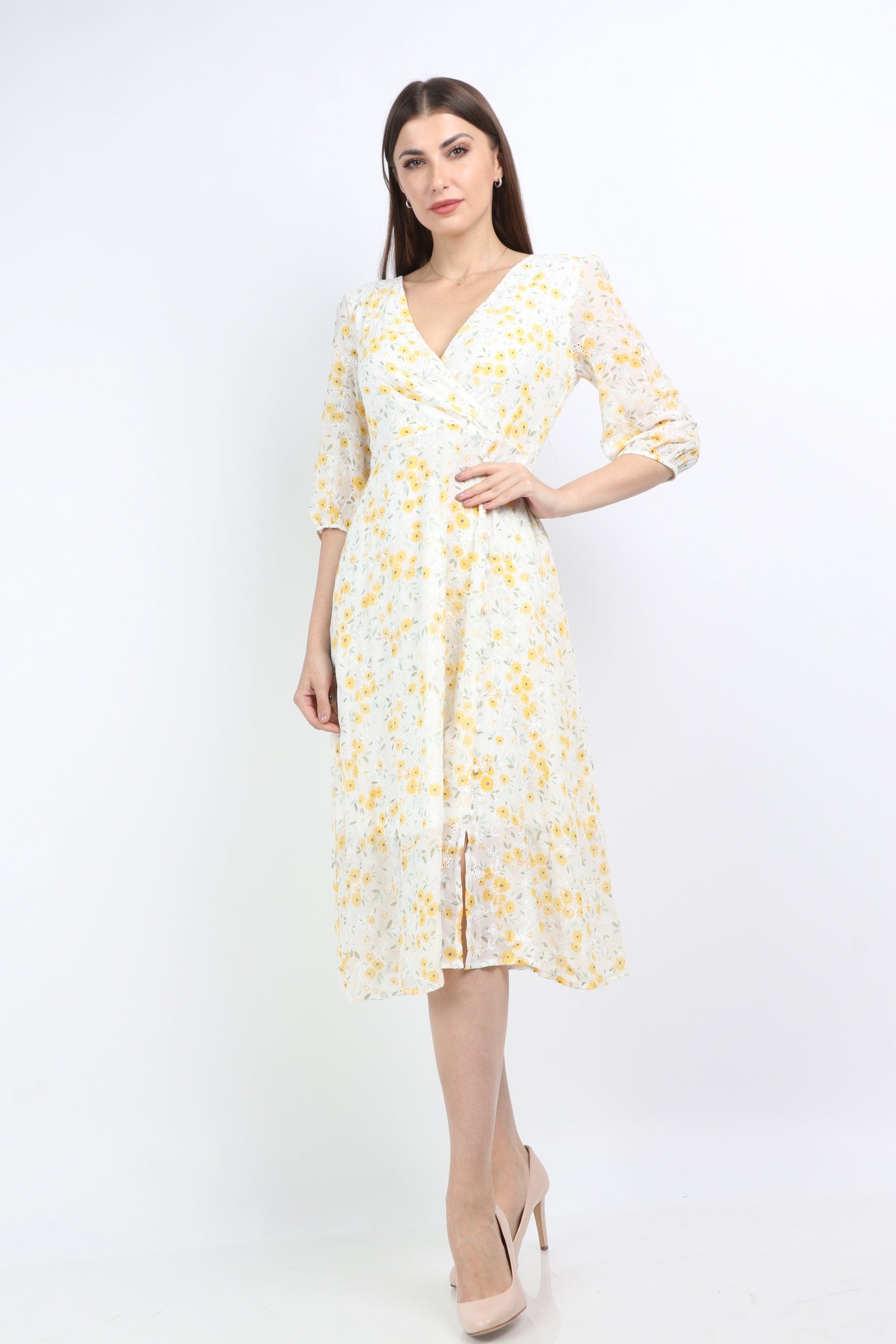 ميكا فستان ميدي منقوش ورد بفتحة رقبة ٧ كم قصير