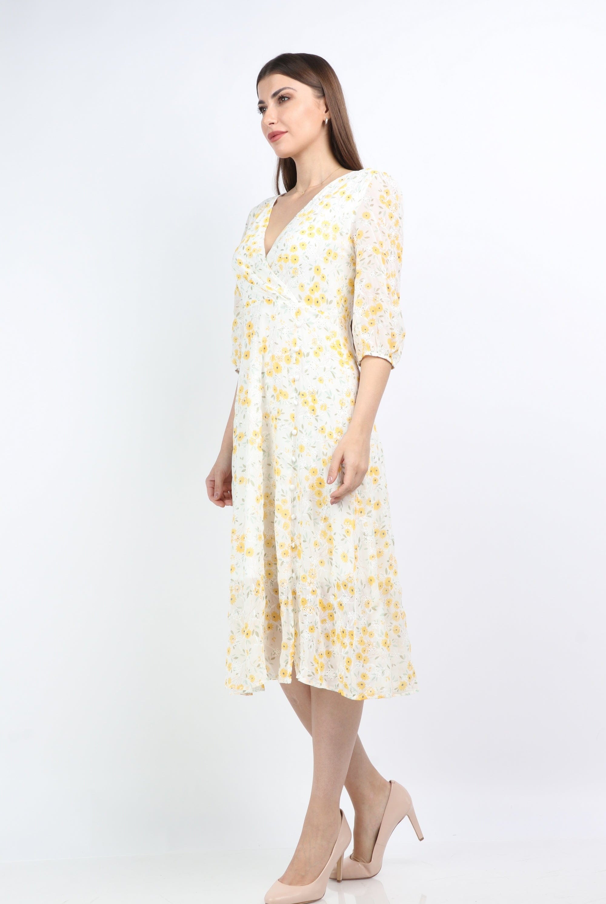 ميكا فستان ميدي منقوش ورد بفتحة رقبة ٧ كم قصير