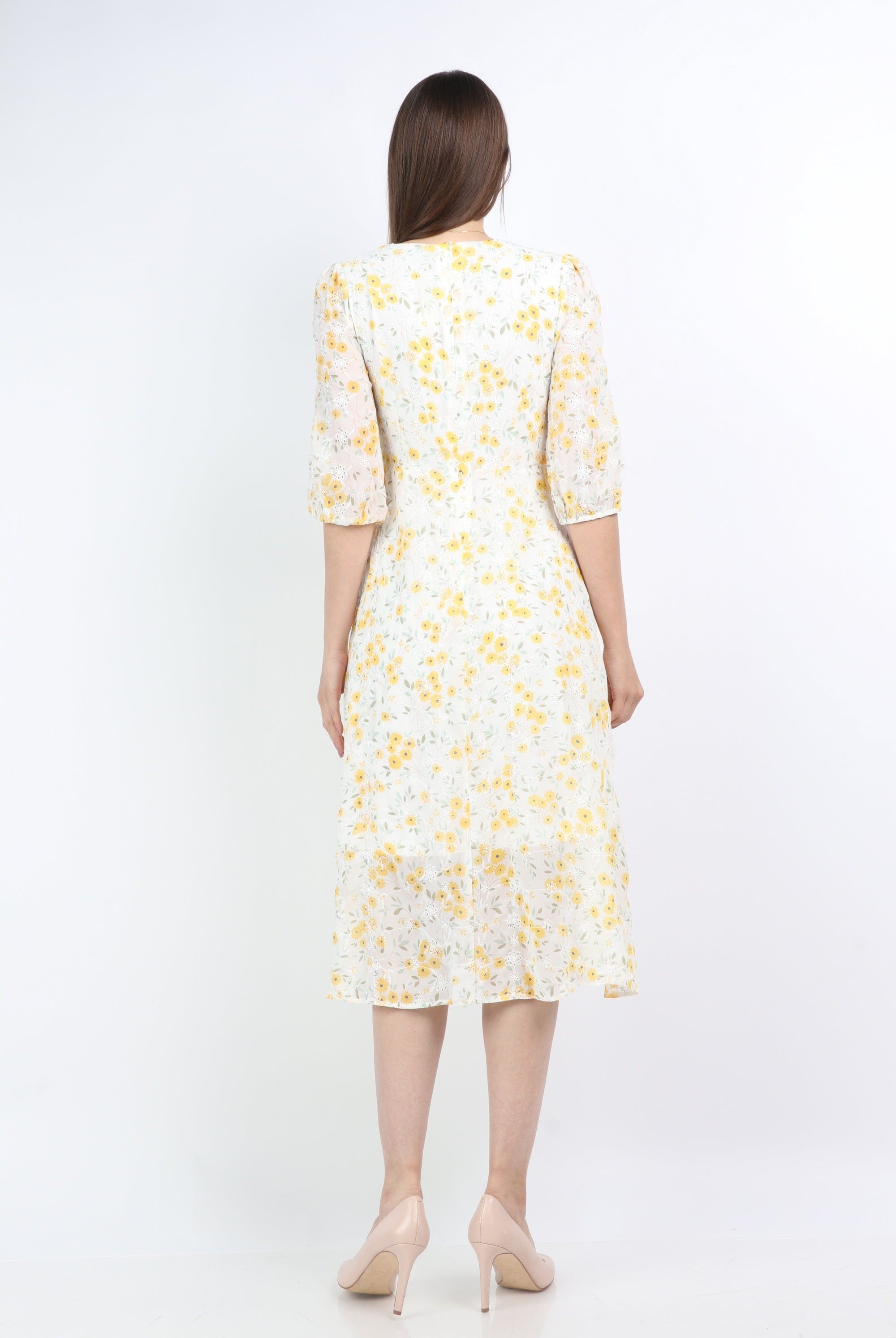 ميكا فستان ميدي منقوش ورد بفتحة رقبة ٧ كم قصير