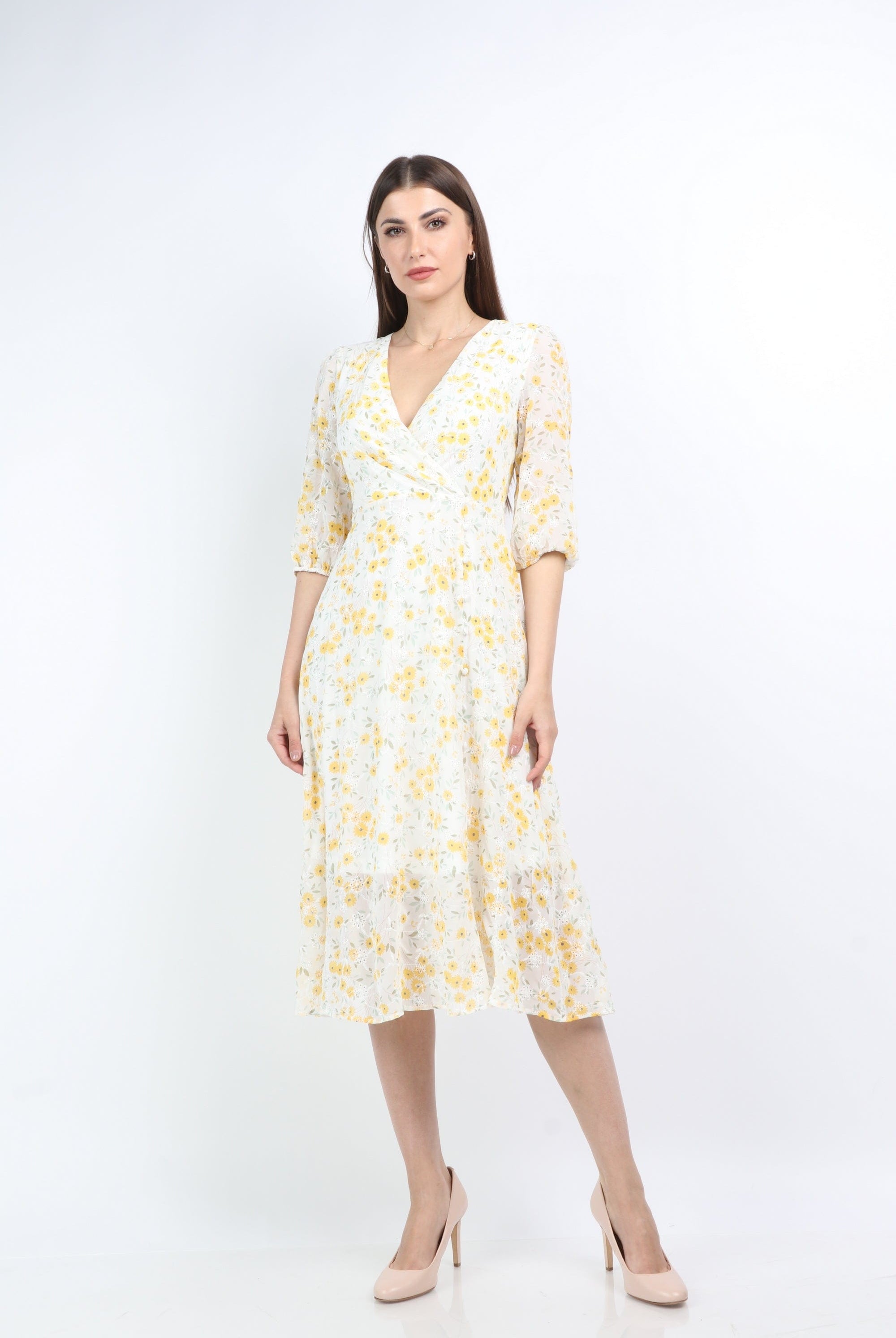 ميكا فستان ميدي منقوش ورد بفتحة رقبة ٧ كم قصير