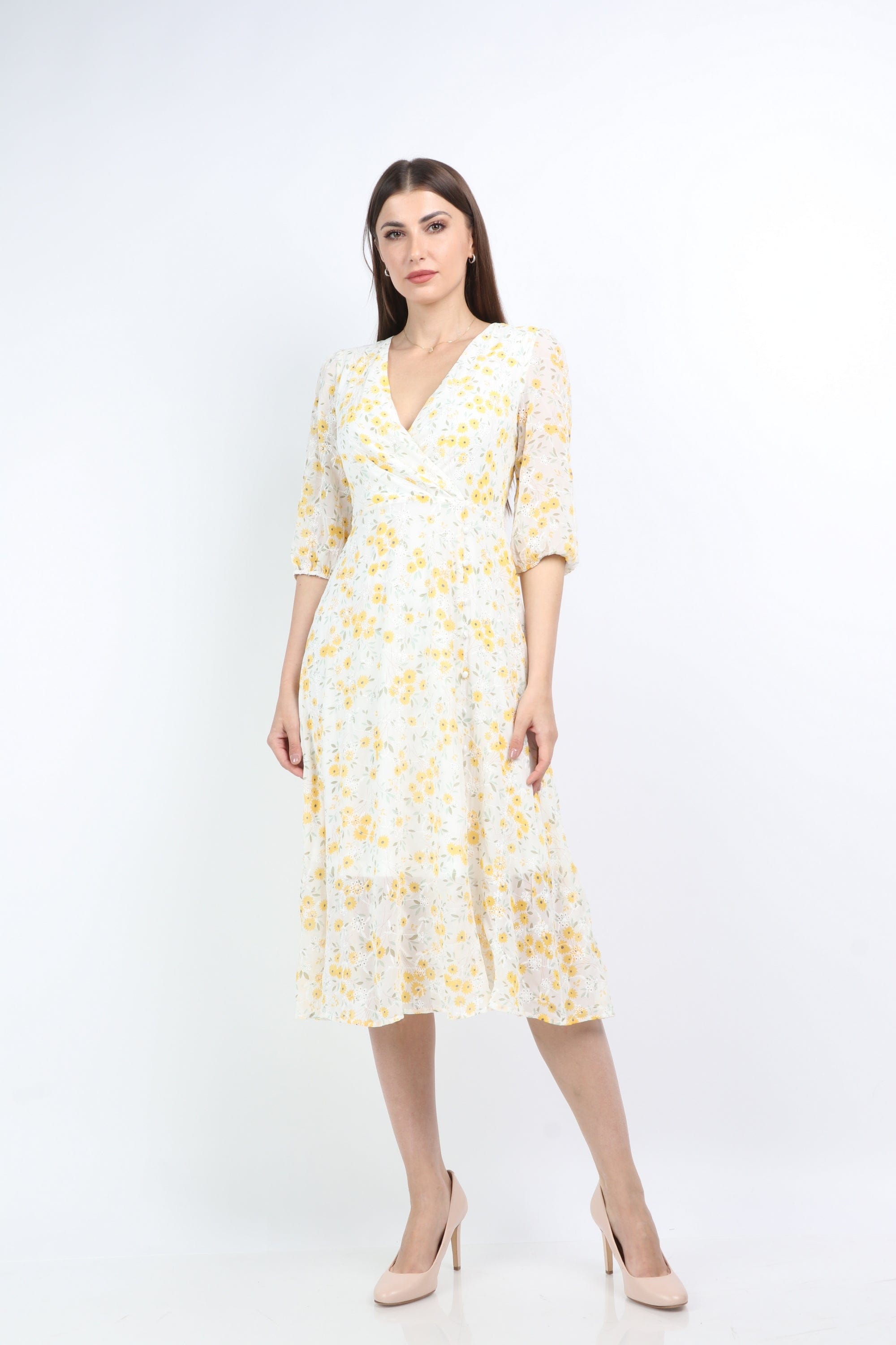 ميكا فستان ميدي منقوش ورد بفتحة رقبة ٧ كم قصير