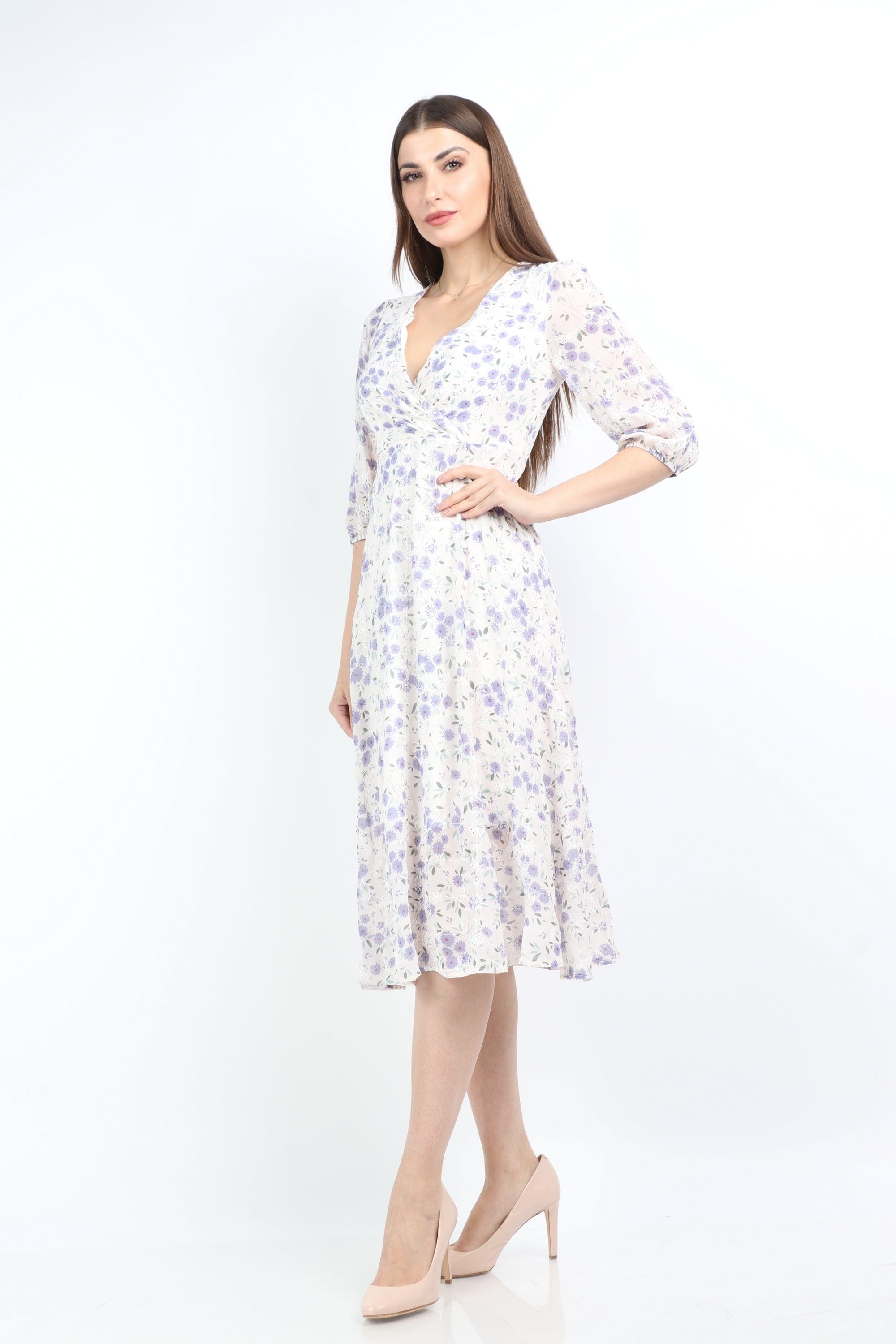 ميكا فستان ميدي منقوش ورد بفتحة رقبة ٧ كم قصير