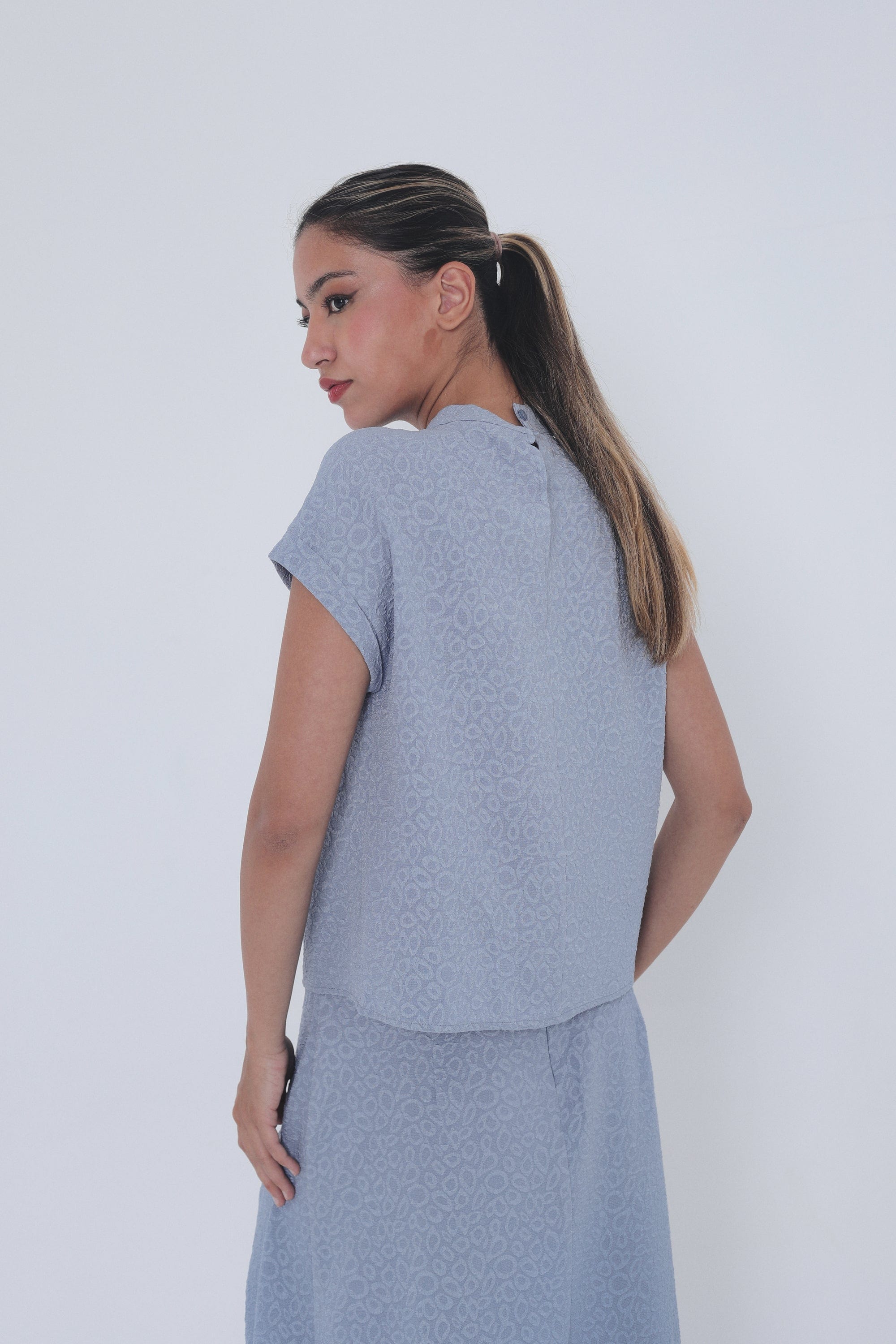 ميكا بلوزة منقوشة واسعة كم قصيرة برقبة نسائي