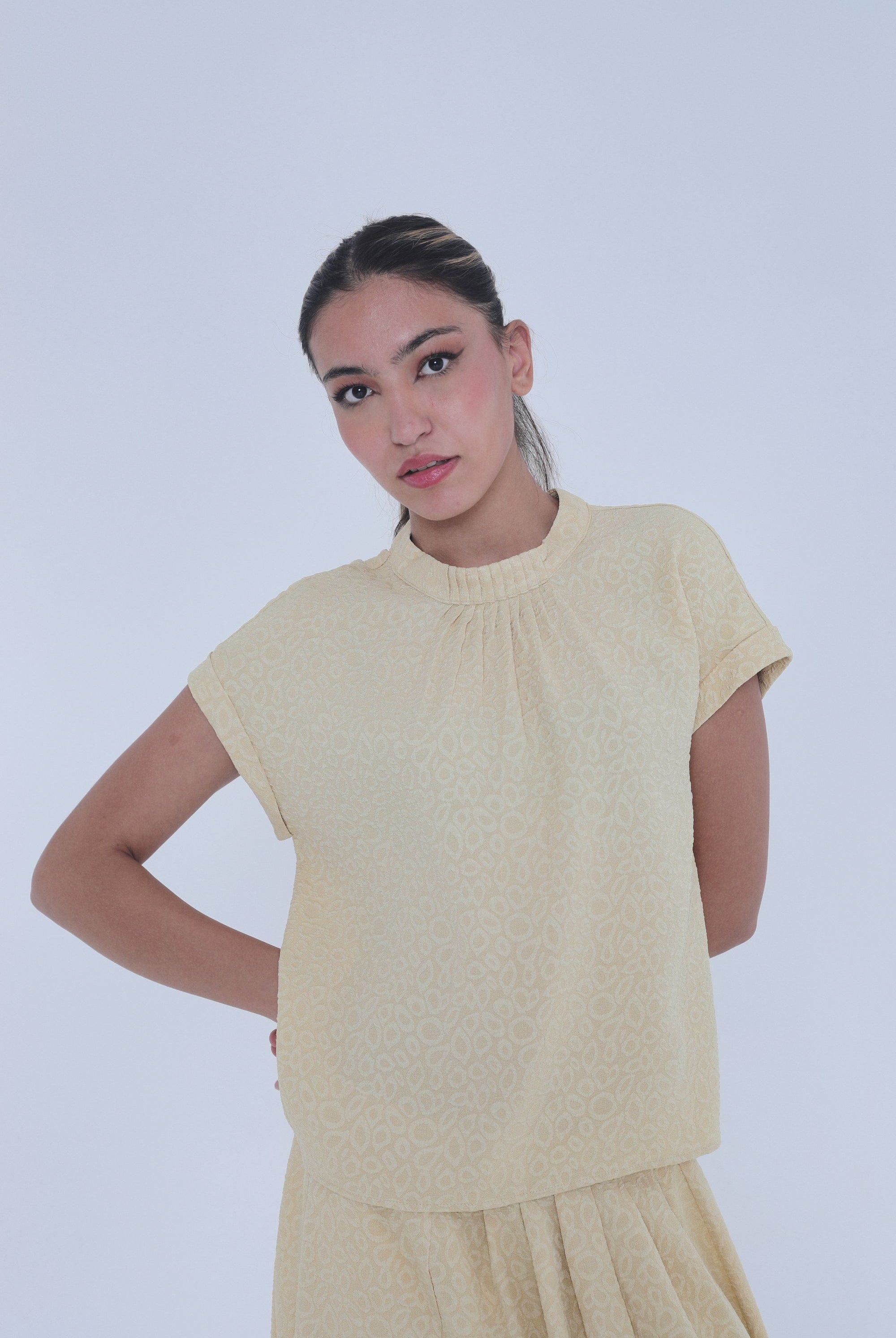 ميكا بلوزة منقوشة واسعة كم قصيرة برقبة نسائي