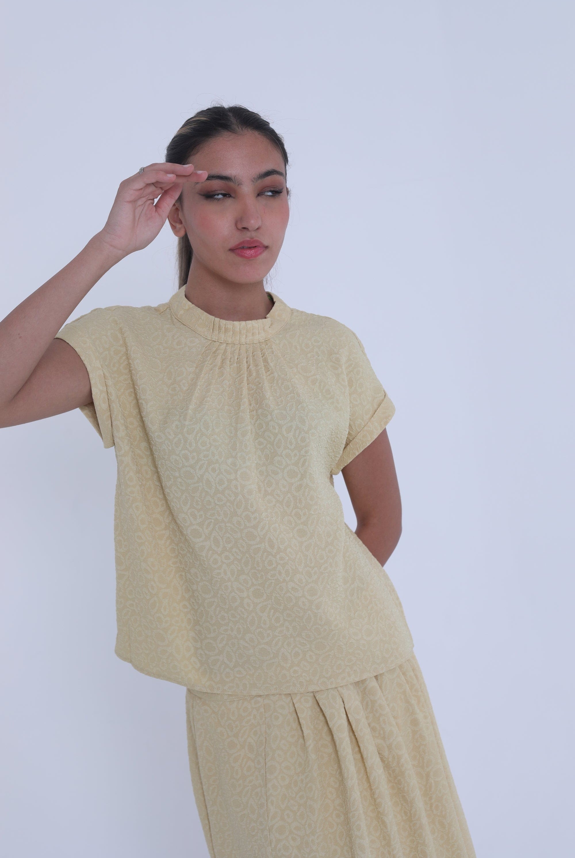 ميكا بلوزة منقوشة واسعة كم قصيرة برقبة نسائي