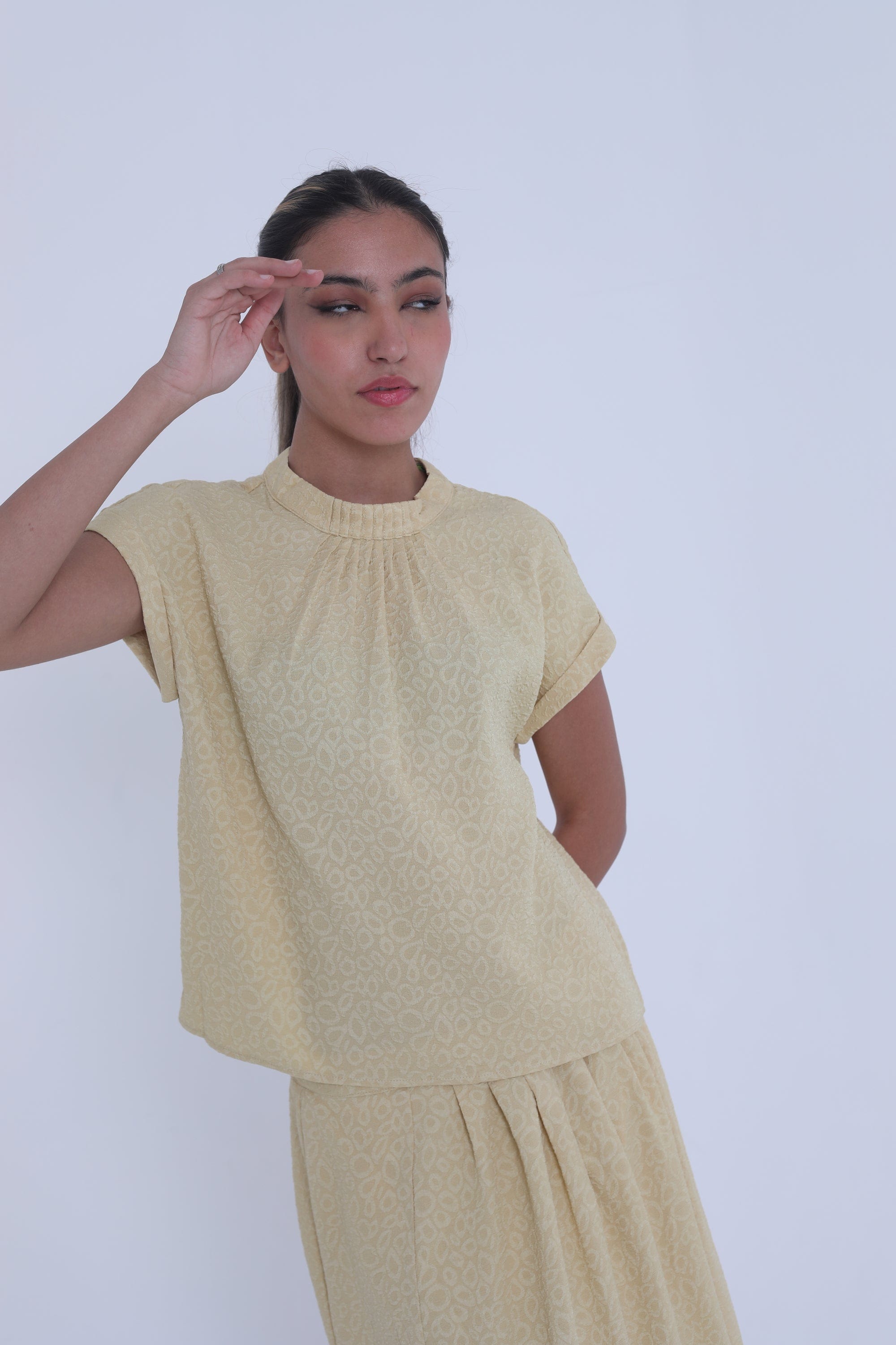 ميكا بلوزة منقوشة واسعة كم قصيرة برقبة نسائي