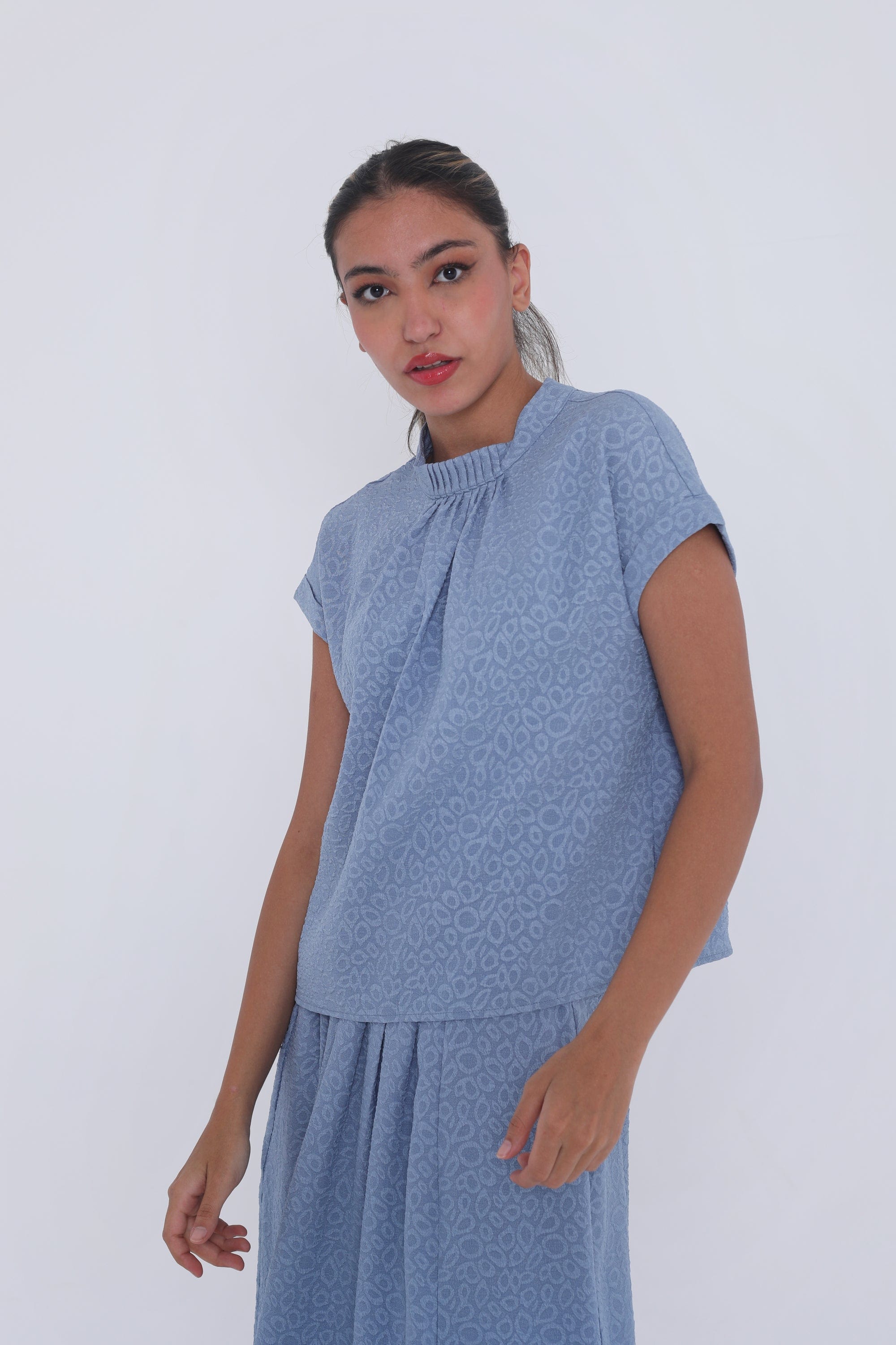 ميكا بلوزة منقوشة واسعة كم قصيرة برقبة نسائي