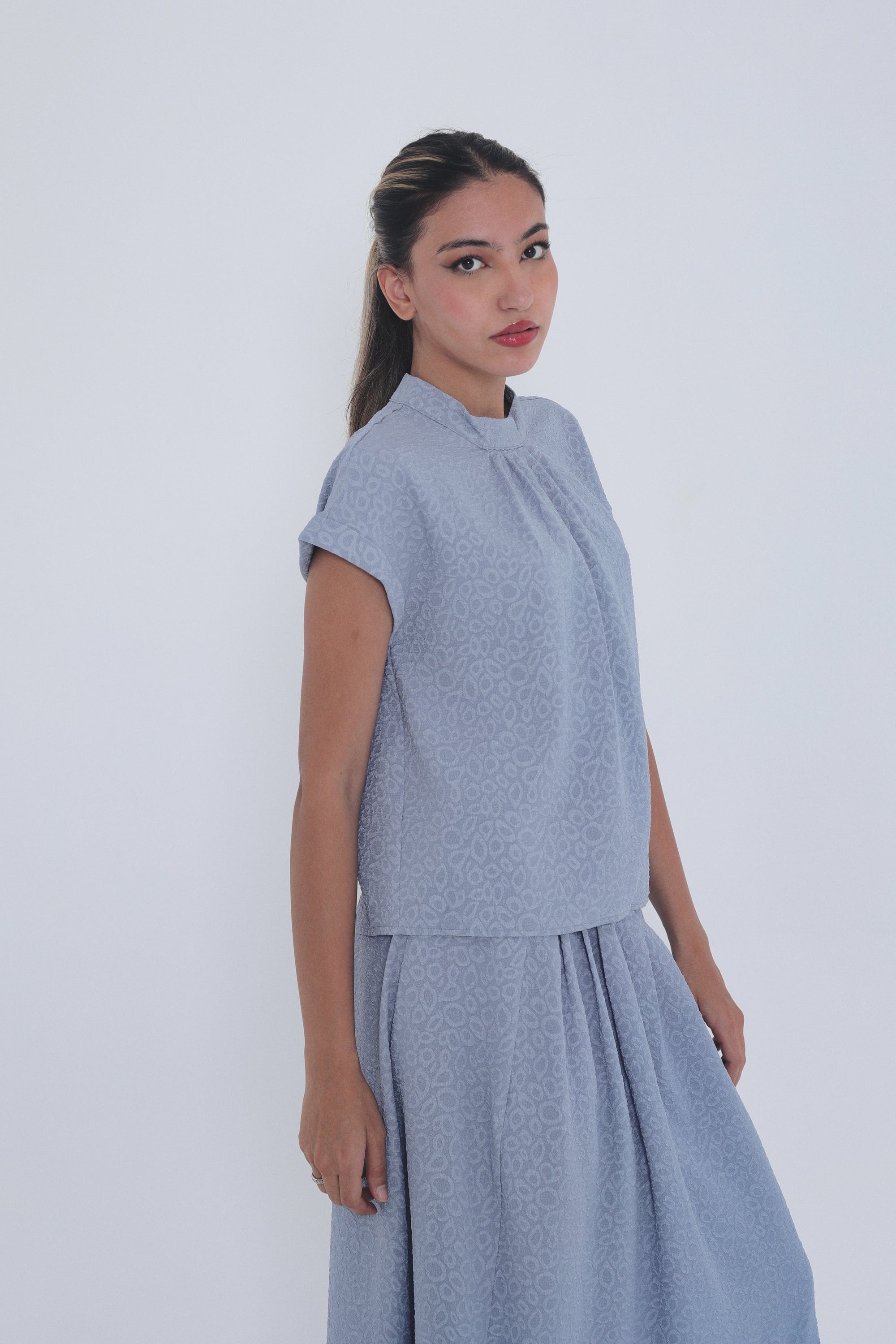 ميكا بلوزة منقوشة واسعة كم قصيرة برقبة نسائي