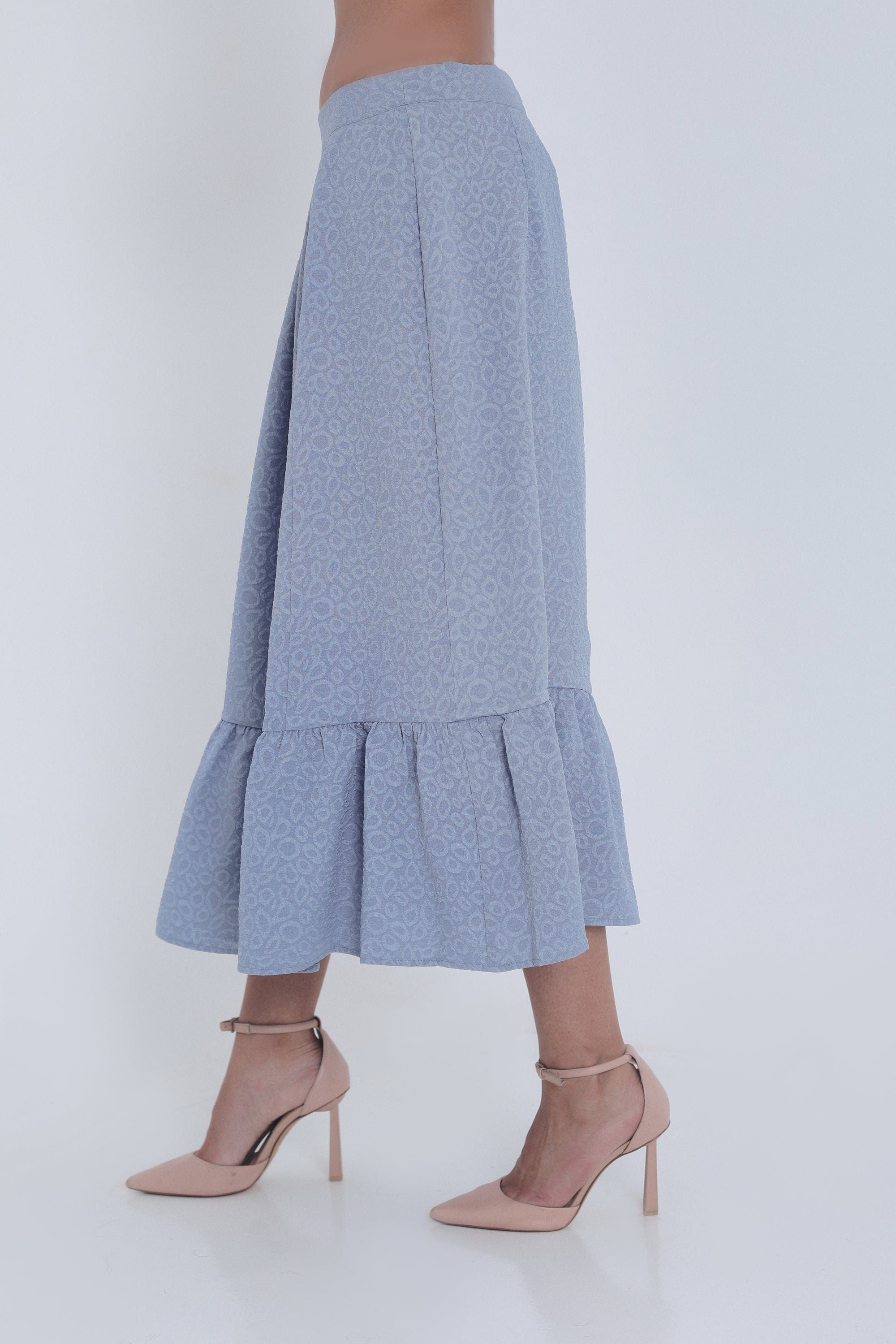 ميكا تنورة ميدي منقوشة بكسرات كشكش من الأسفل