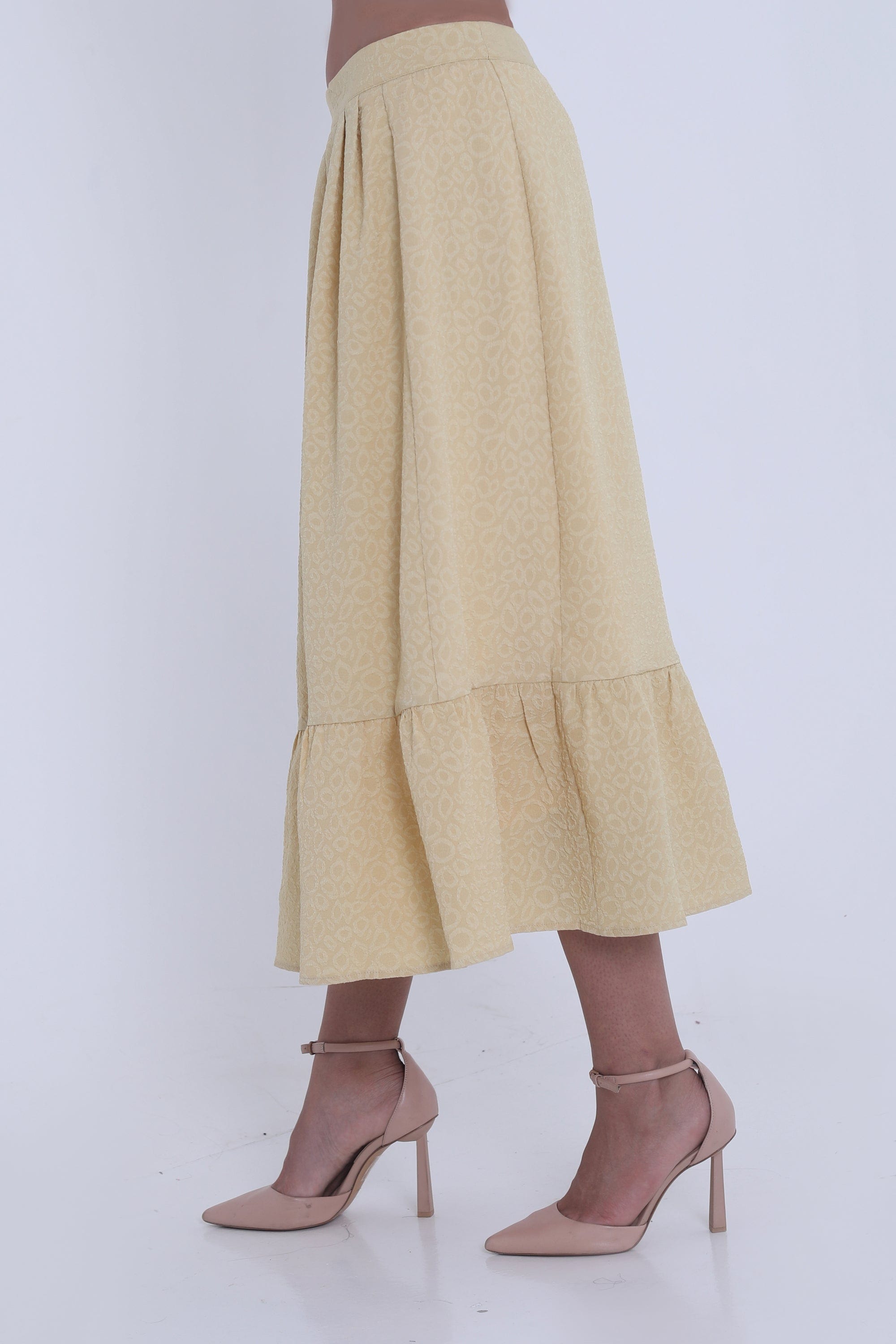 ميكا تنورة ميدي منقوشة بكسرات كشكش من الأسفل