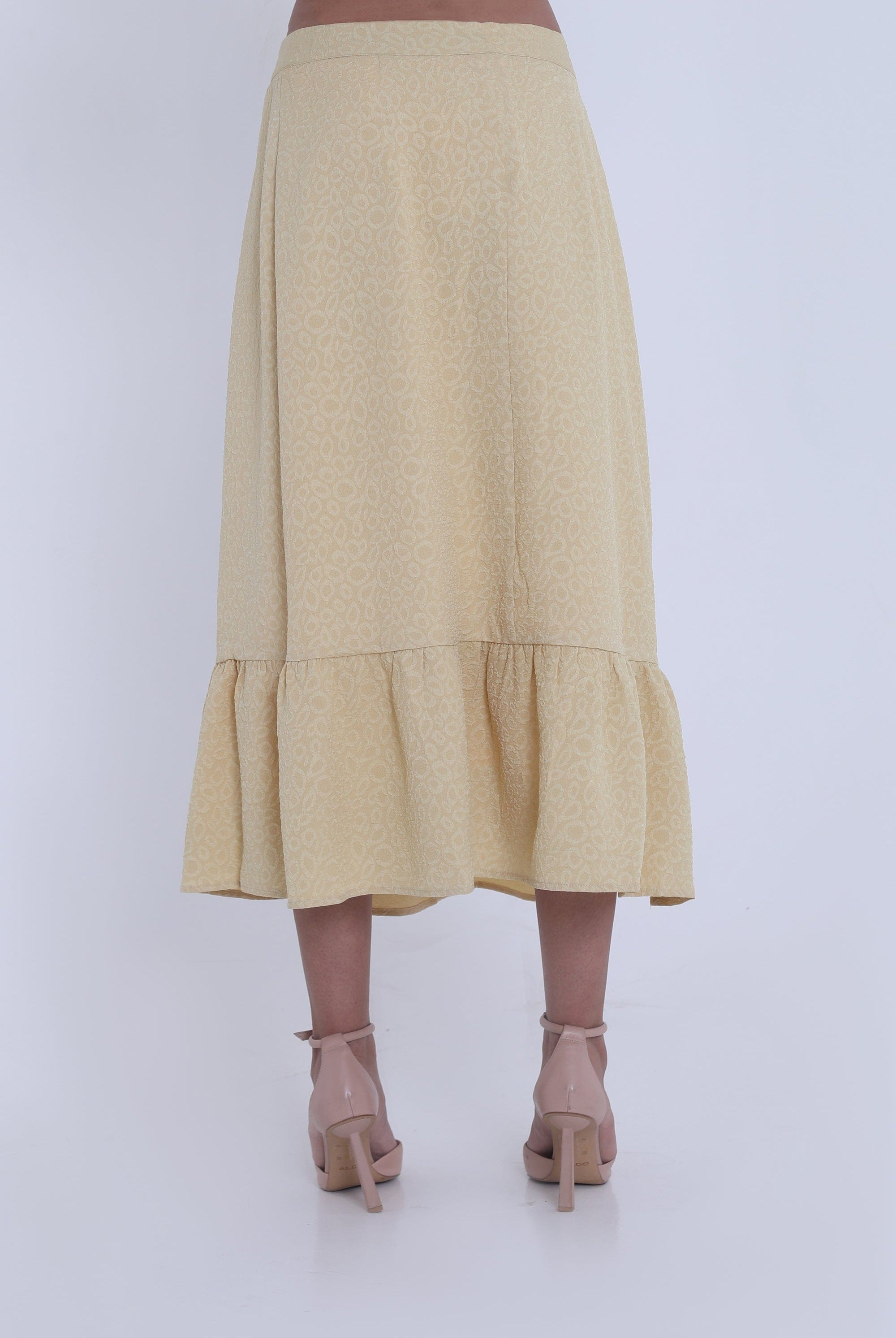 ميكا تنورة ميدي منقوشة بكسرات كشكش من الأسفل