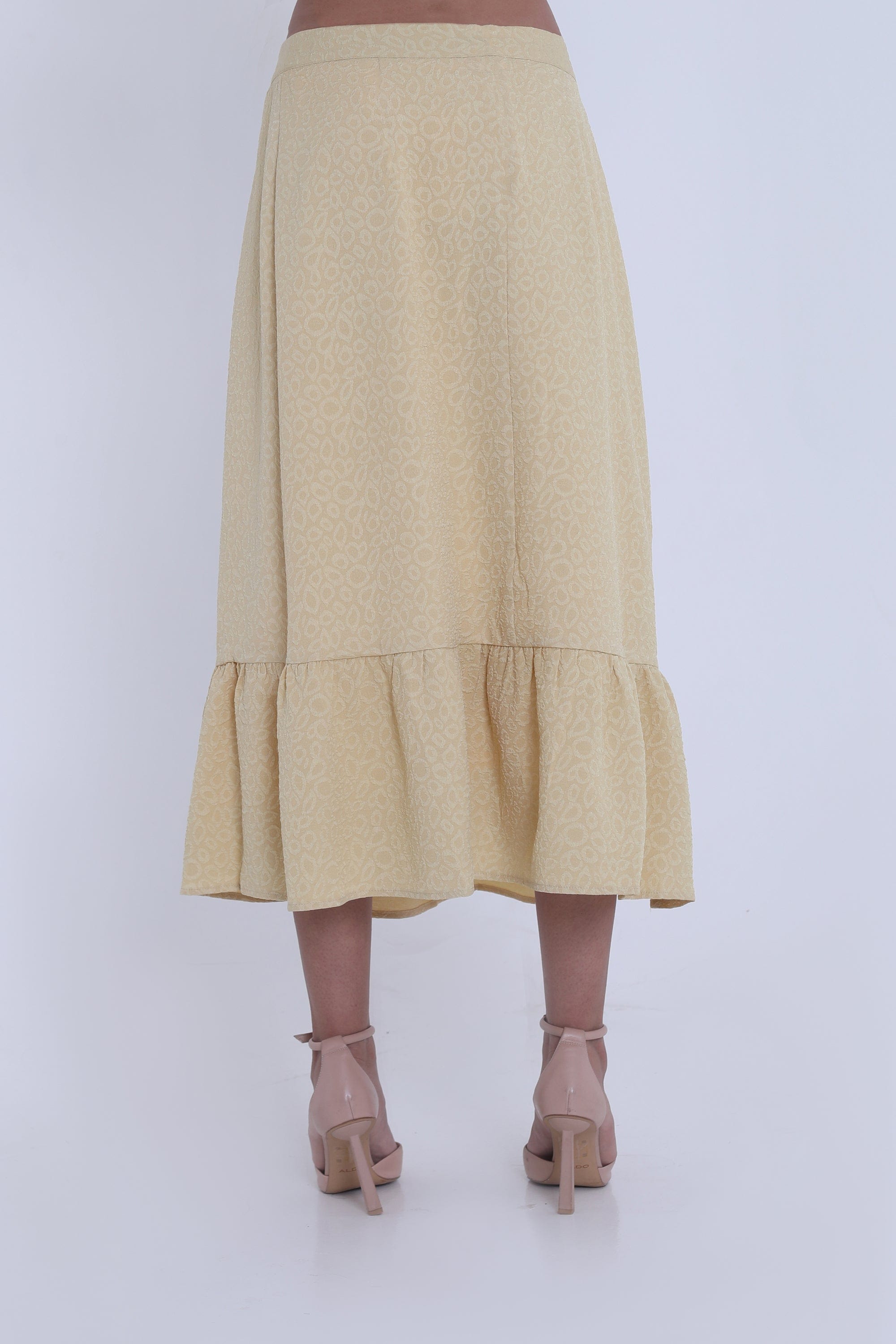 ميكا تنورة ميدي منقوشة بكسرات كشكش من الأسفل