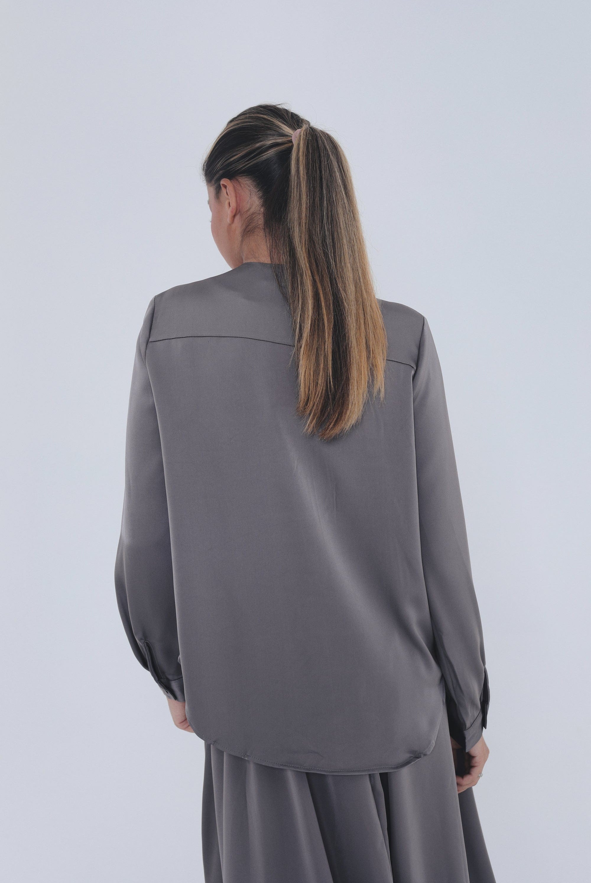 ميكا قميص بدون ياقة وأزرار أمامية كم طويلة نسائي