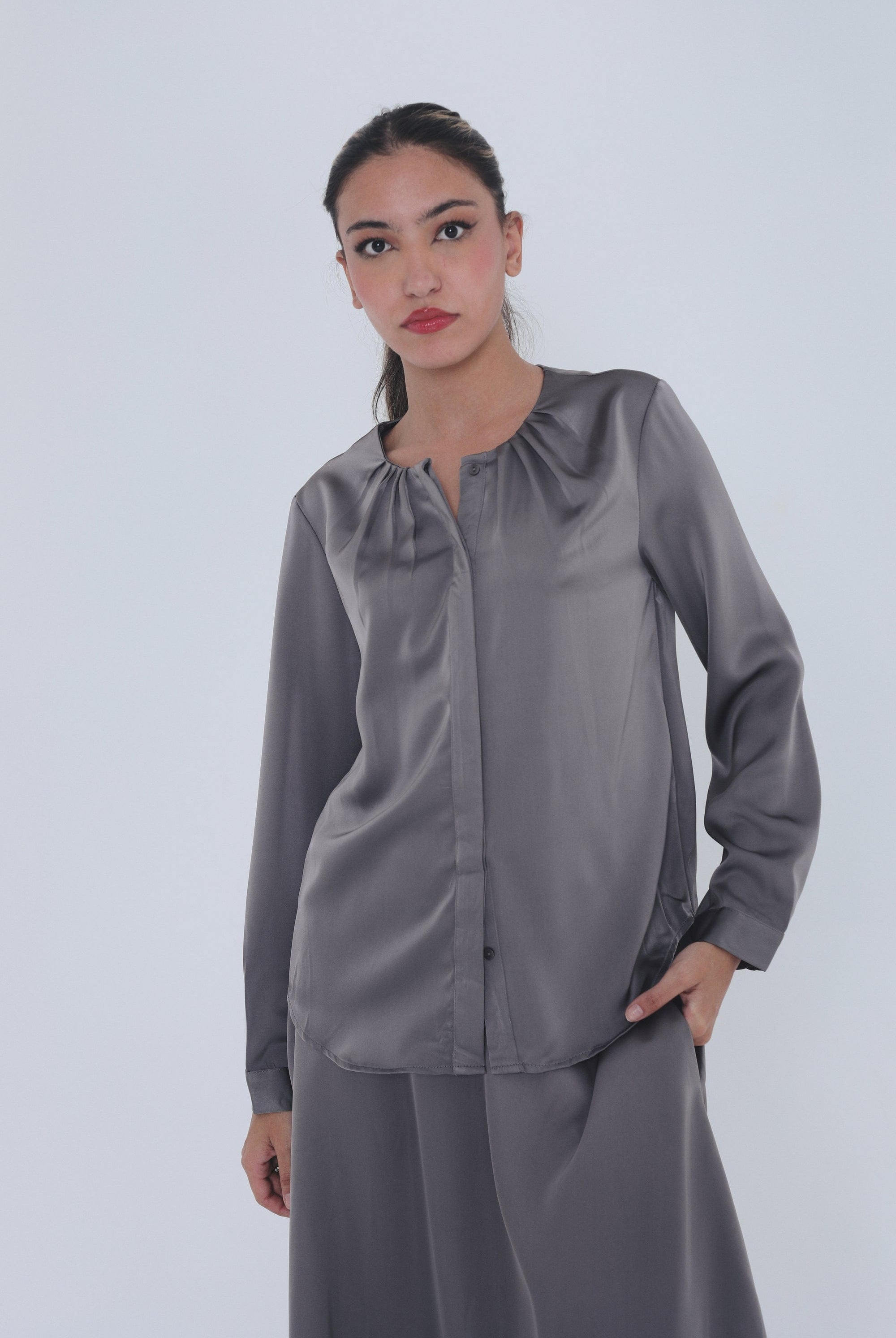 ميكا قميص بدون ياقة وأزرار أمامية كم طويلة نسائي