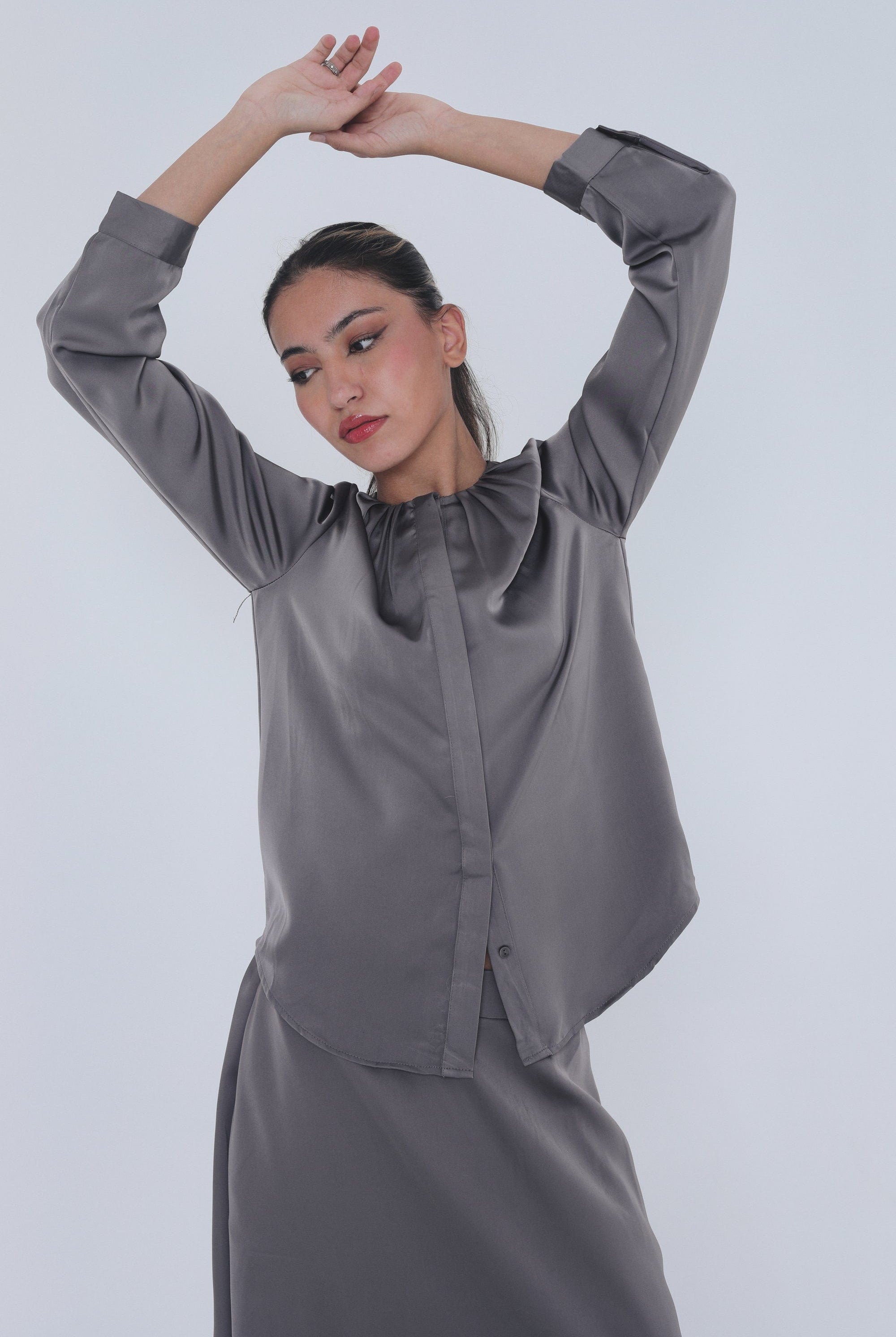 ميكا قميص بدون ياقة وأزرار أمامية كم طويلة نسائي