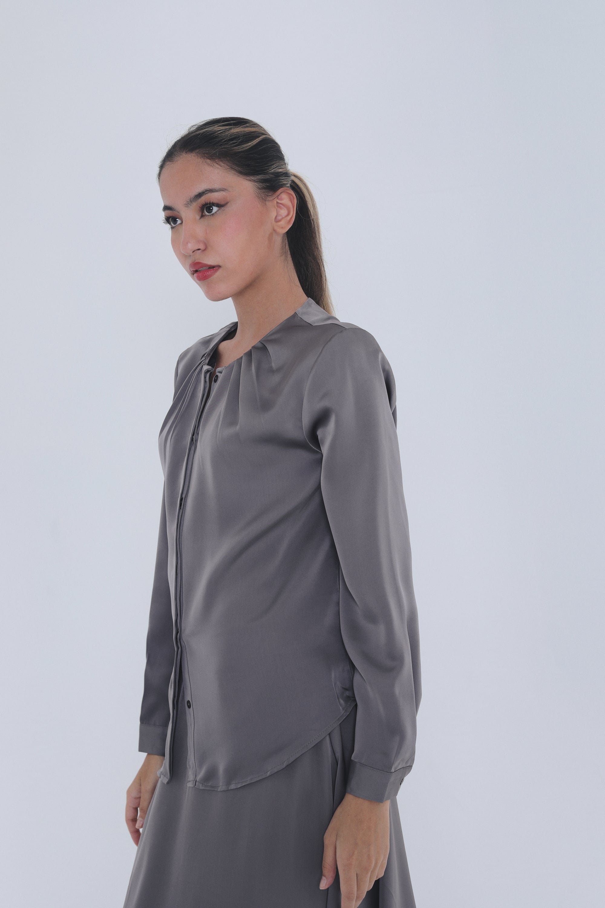 ميكا قميص بدون ياقة وأزرار أمامية كم طويلة نسائي