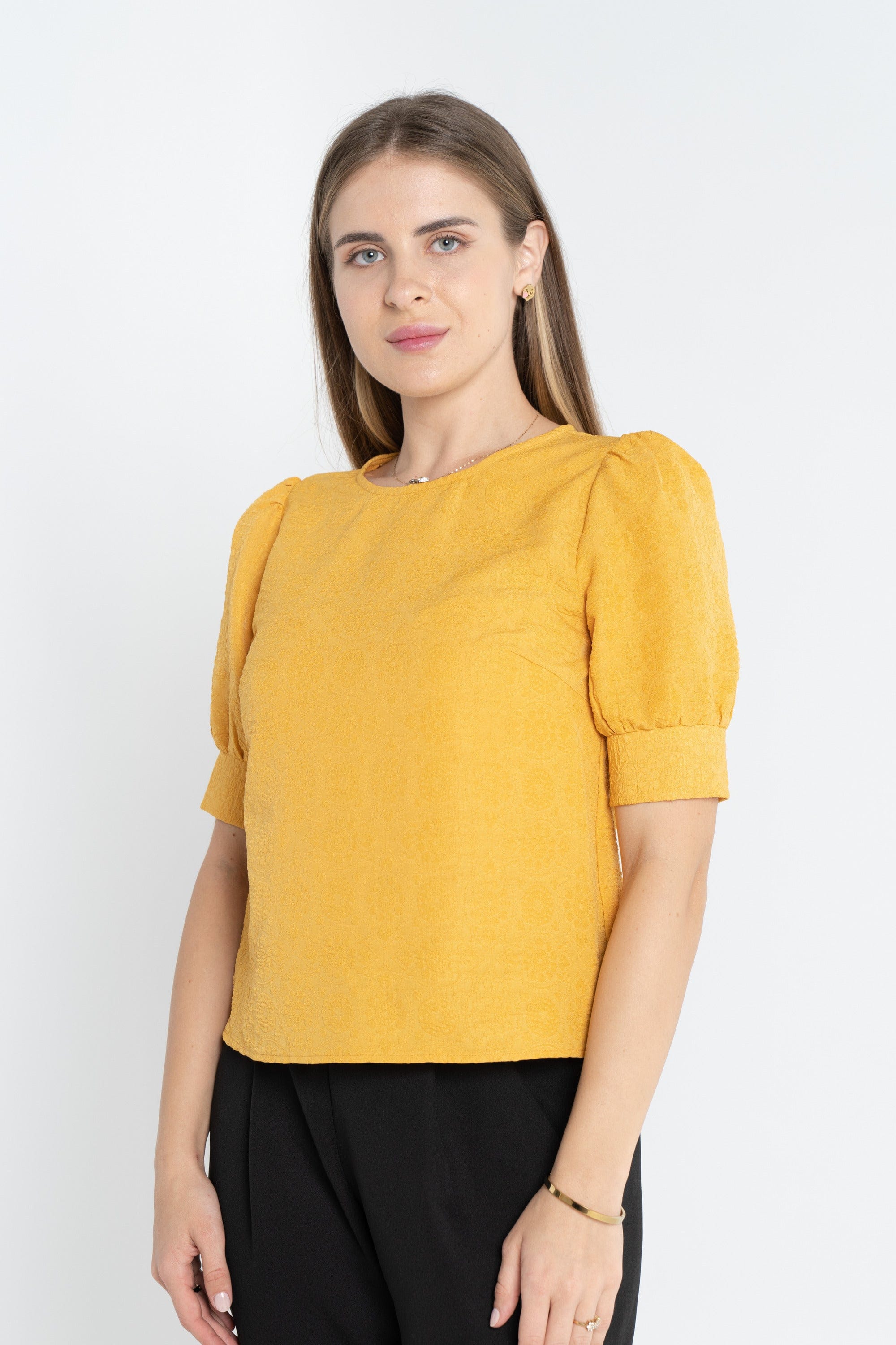 ميكا توب سادة بنقشة هادية نص كم بف نسائي