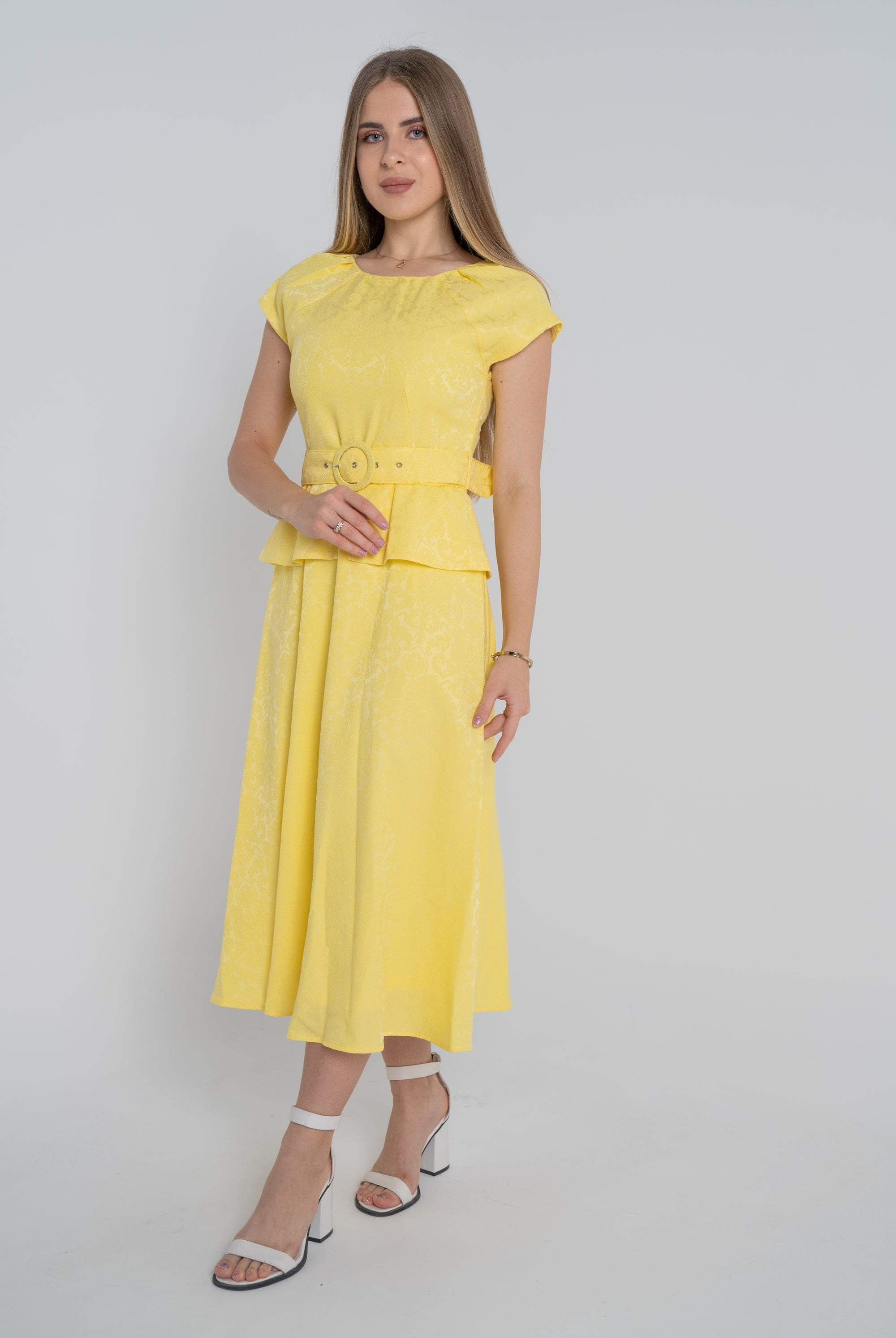 ميكا فستان ميدي بأكمام قصيرة بياقة دائرية مزين