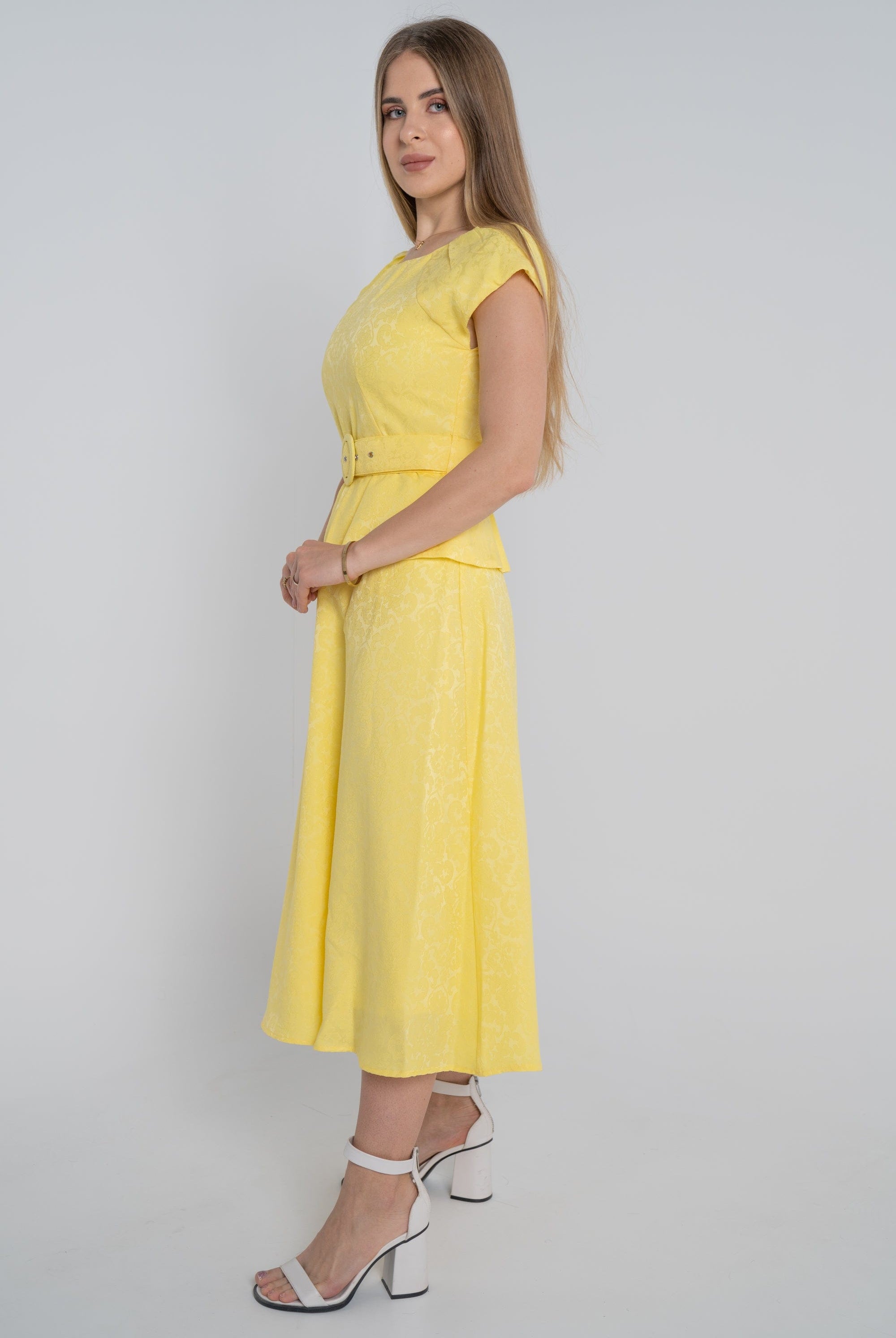 ميكا فستان ميدي بأكمام قصيرة بياقة دائرية مزين