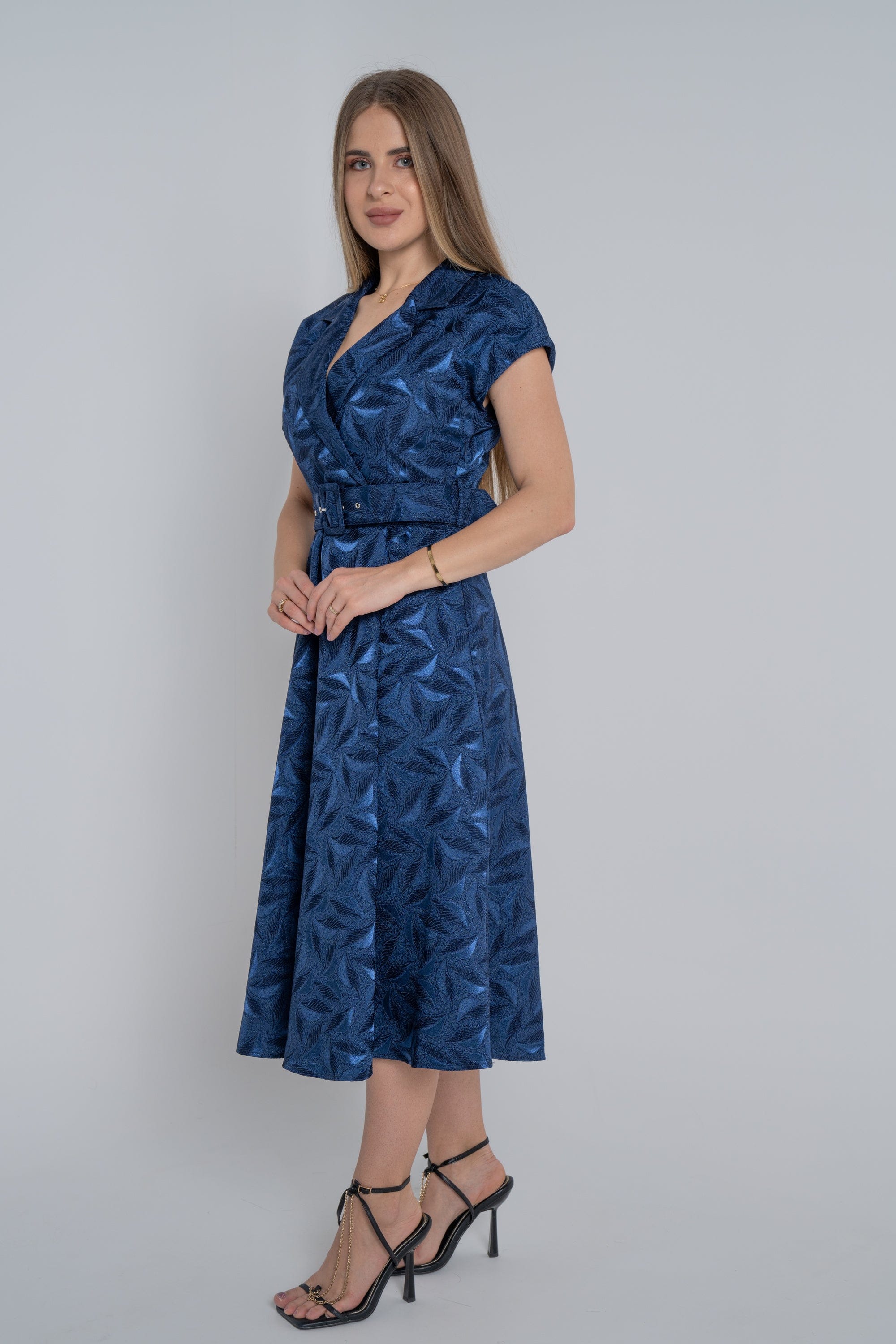 ميكا فستان ميدي بأكمام قصيرة منقوش لف