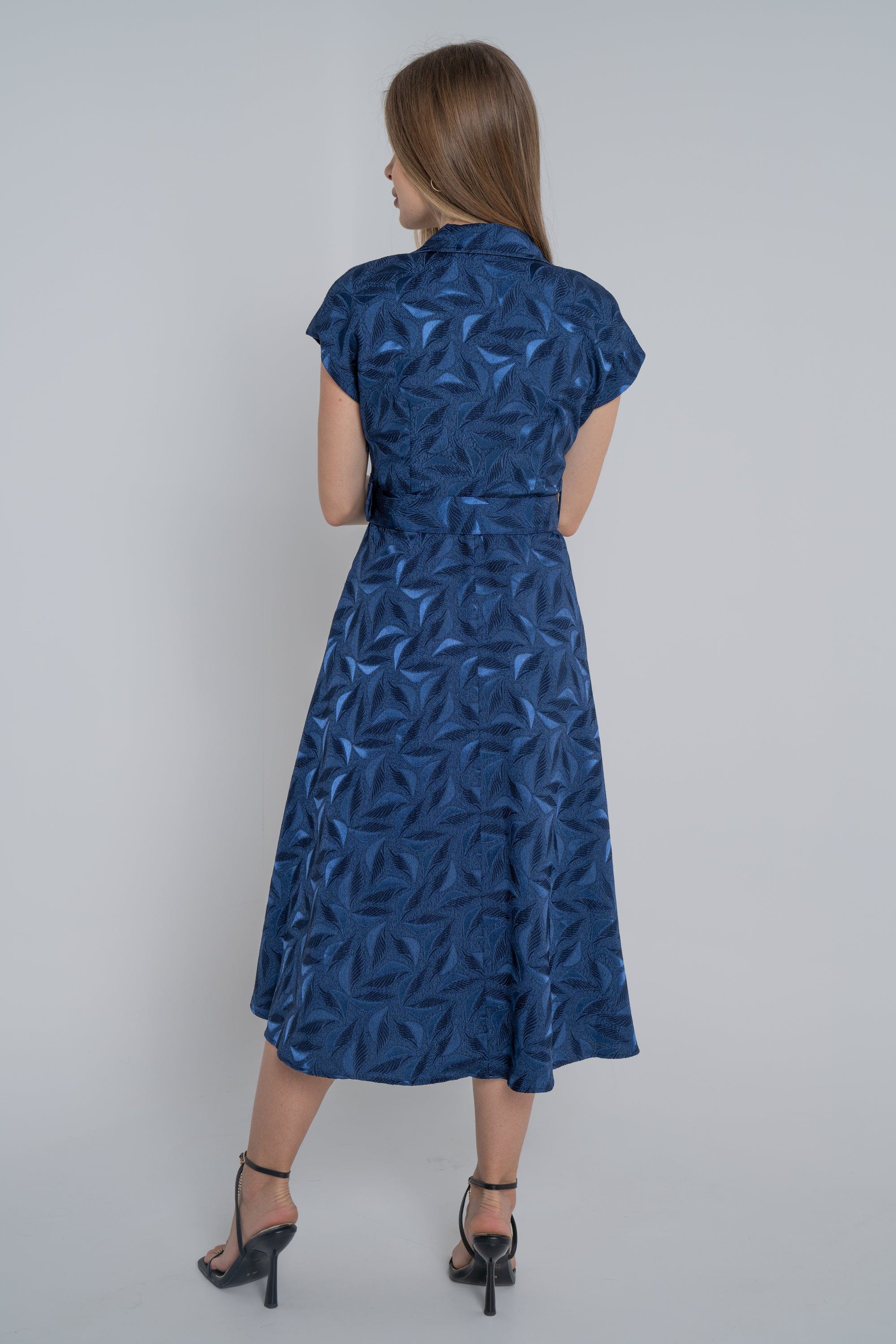 ميكا فستان ميدي بأكمام قصيرة منقوش لف