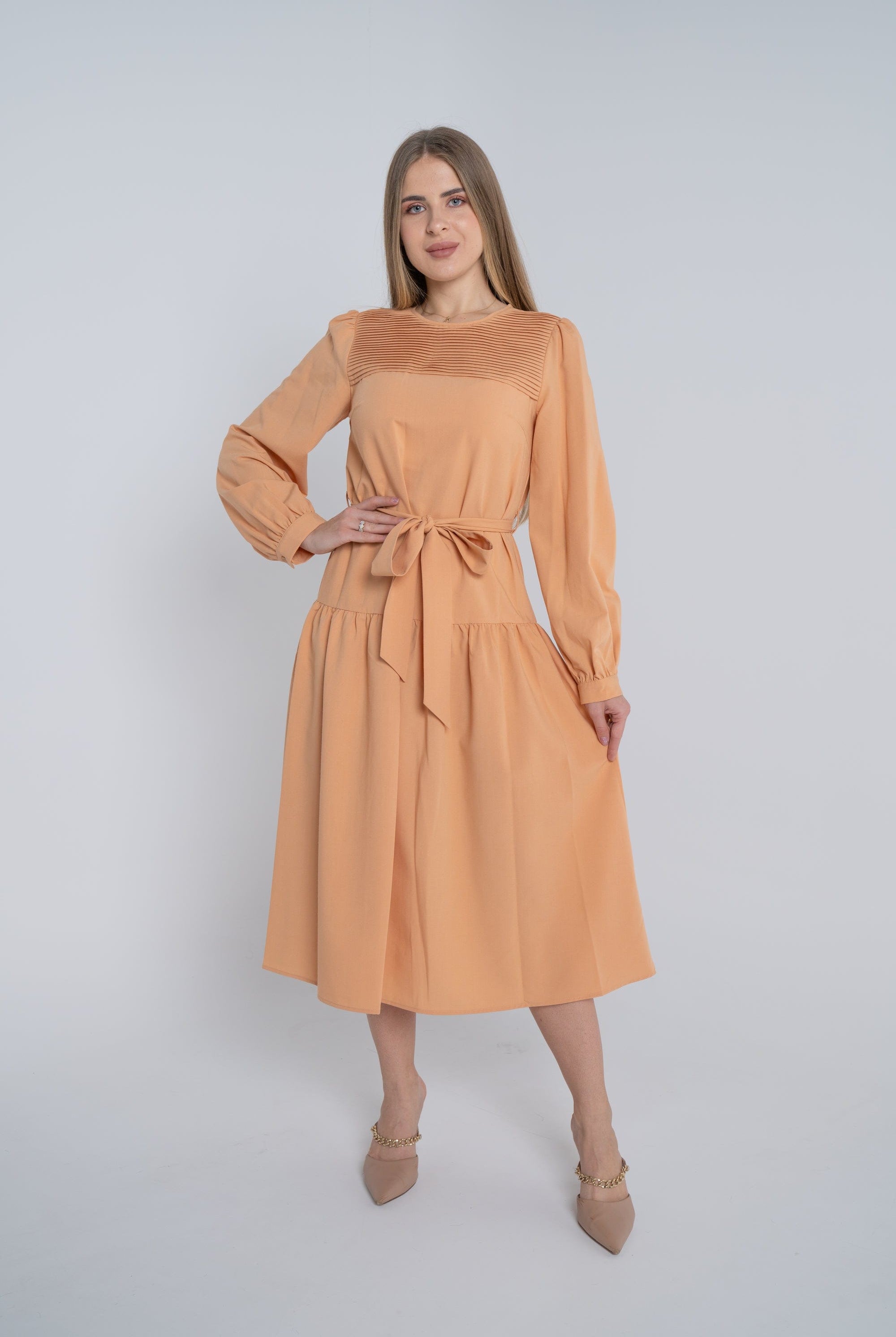 ميكا فستان ميدي سادة بكسرات على الصدر كم طويل نسائي