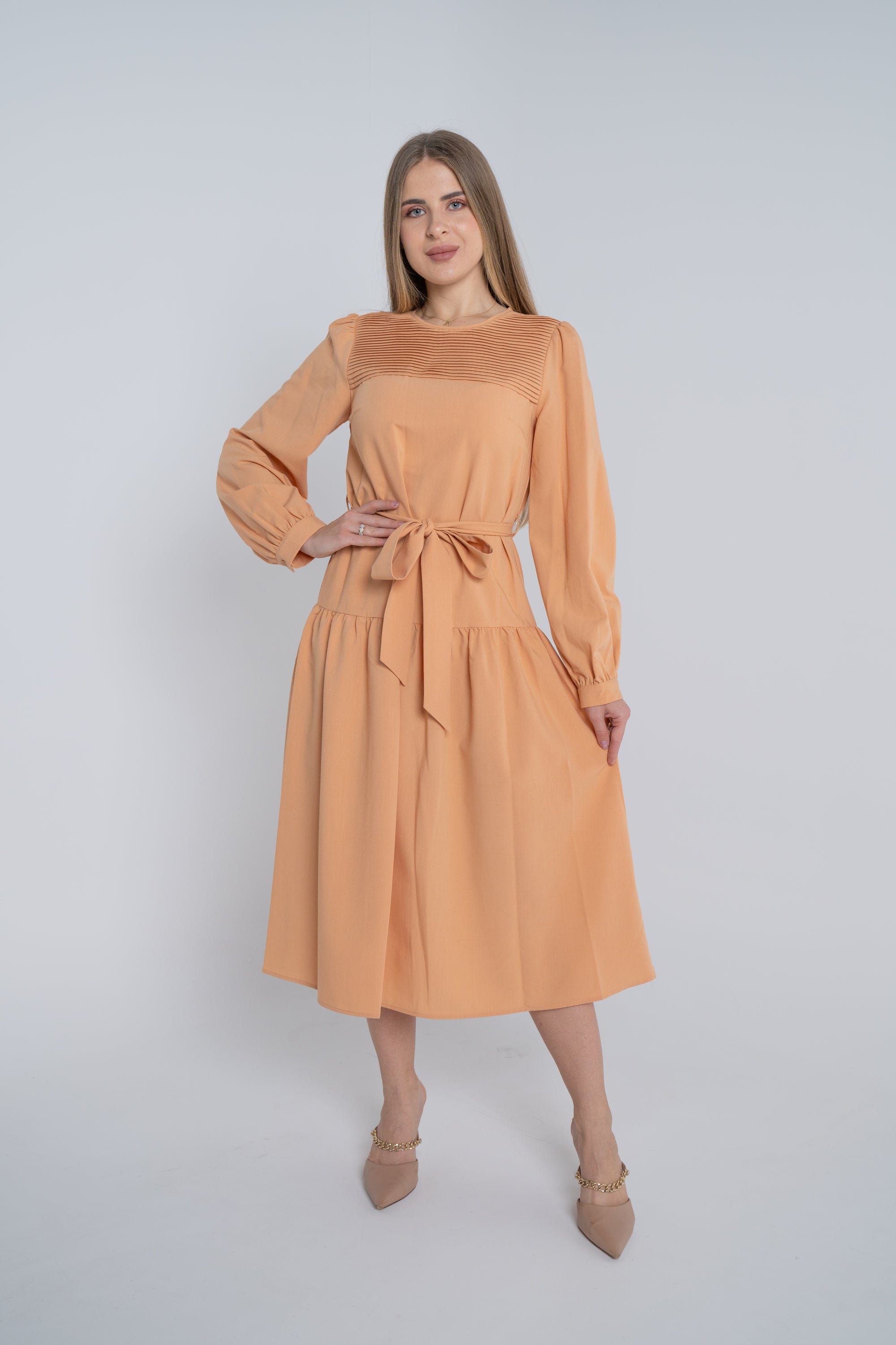 ميكا فستان ميدي سادة بكسرات على الصدر كم طويل نسائي