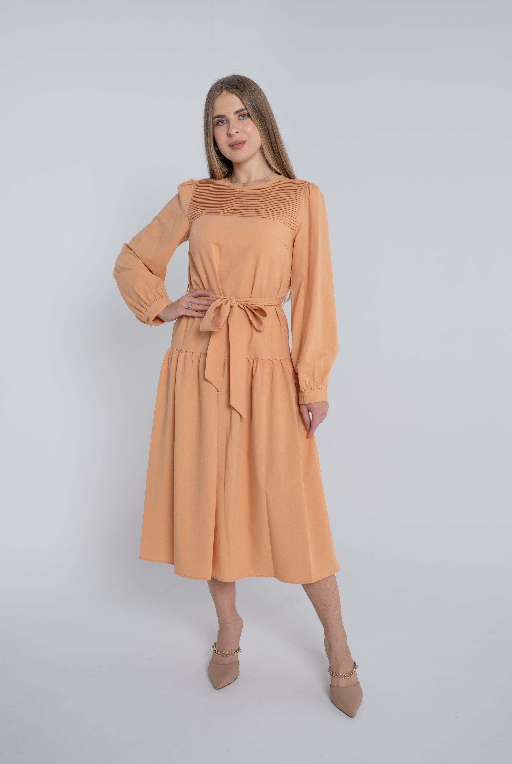 ميكا فستان ميدي سادة بكسرات على الصدر كم طويل نسائي